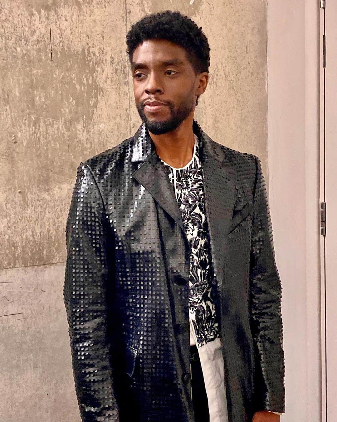 チャドウィック・ボーズマンのインスタグラム：「It’s a time for giving thanks, so I wanted to express how grateful I am for family, friends, and safe travels on tour. Also grateful for your support of #21Bridges.  And for your many kind birthday wishes today. 🙏🏾」