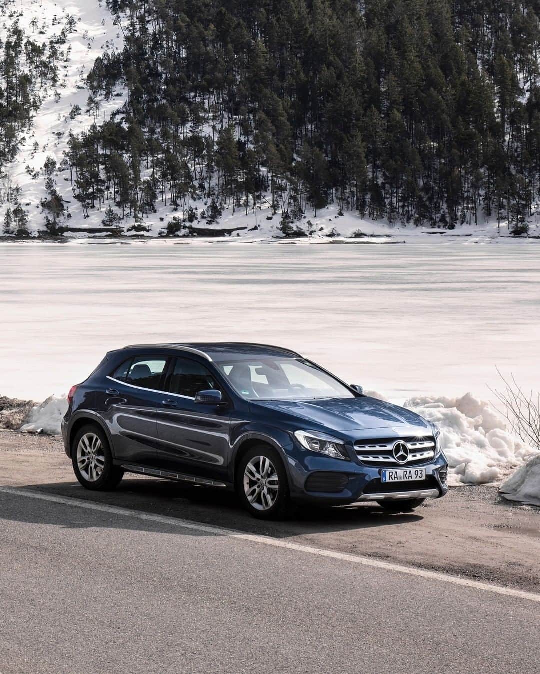 メルセデス・ベンツさんのインスタグラム写真 - (メルセデス・ベンツInstagram)「From road to slope and back. Don´t forget to include the dynamic Mercedes-Benz GLA into your holiday-road trip plans. #MercedesBenz #GLA #CarsOfInstagram #MBCar #InstaCar 📸 @8t5mm for ##mbsocialcar」11月30日 7時55分 - mercedesbenz