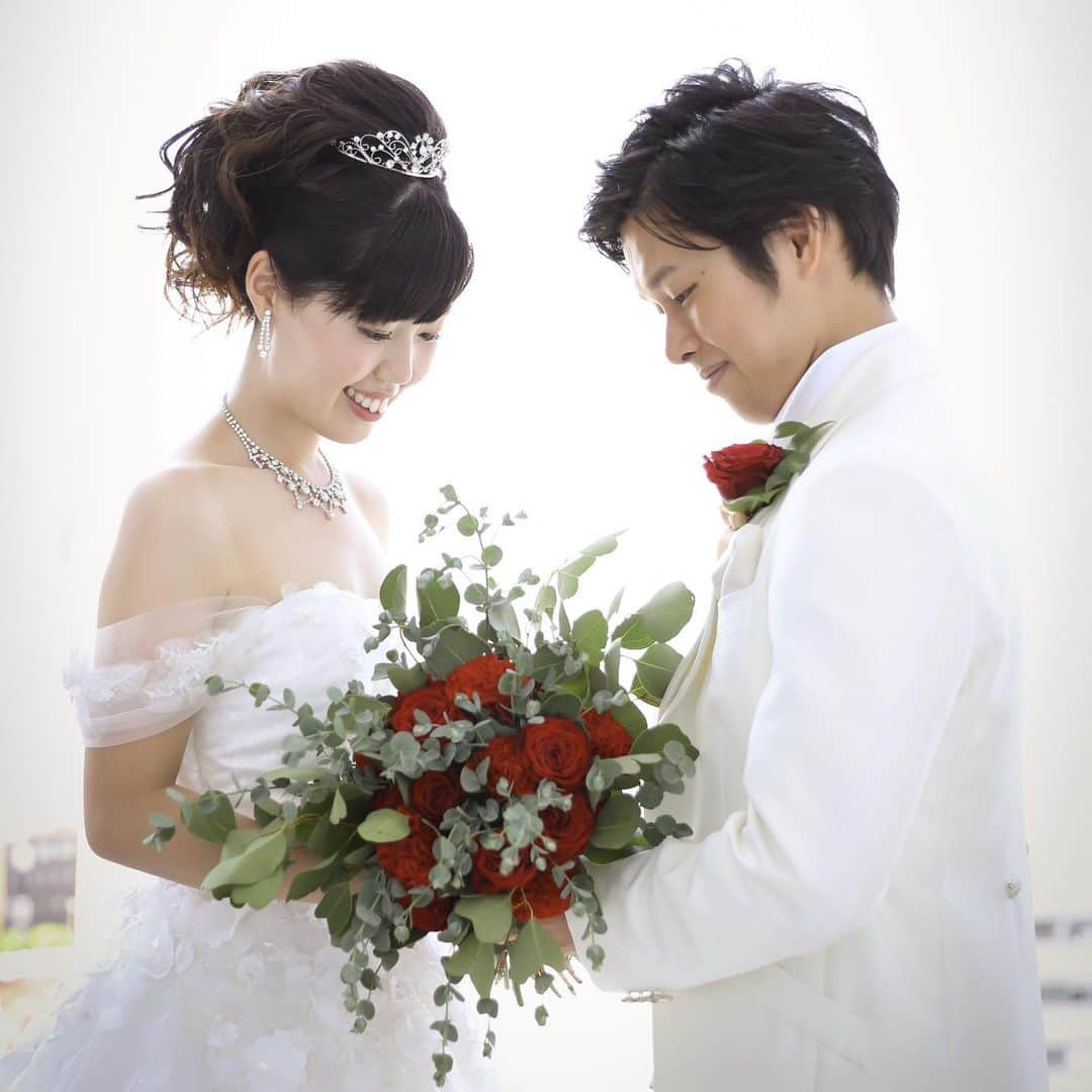 ホテルモントレ ラ・スール大阪ウエディングのインスタグラム：「@lasoeurosaka_wedding 白いウェディングドレスに、 赤とグリーンのブーケがポイント♡ . . . #モントレ花嫁 #ホテルモントレラスール大阪  #モントレウェディング #モントレ #モントレラスール大阪 . . #dressy花嫁  #marry花嫁  #プレ花嫁 #卒花嫁 #全国の花嫁さんと繋がりたい  #weddingdress #takamibridal  #wedding #結婚式 #ホテル」