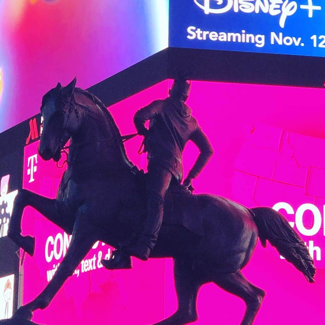 デレク ラムのインスタグラム：「@kehindewiley statute “Rumors of War” last few days in Times Square before it moves to Richmond, Virginia. It’s amazing, especially at night. Go see it.」