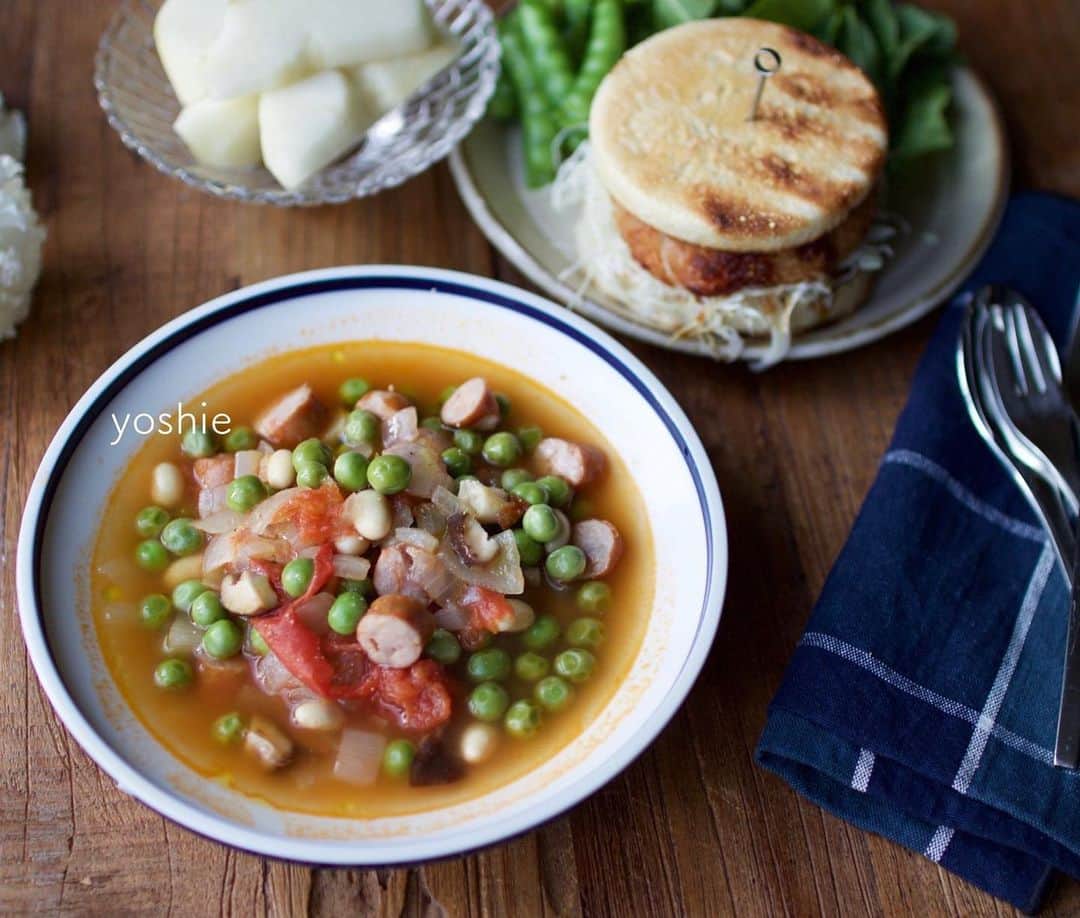 草間淑江さんのインスタグラム写真 - (草間淑江Instagram)「おはようございます！ １１月３０日の朝は、トマトとお豆のスープ、コロッケマフィン、ラフランスです。 スープは、グリンピースと大豆、そしてトマト丸々１個に玉ねぎとしいたけをいれてます。 出汁はアコメヤの野菜だし。 噛み応えのあるスープ。 そして、フォートナムメイソンのイングリッシュマフィンにたいめいけんのコロッケを挟みました♬ キャベツわっさりで。 お休みなのに、ちょっと食べ過ぎたかな＾＾ 今朝も感謝して。 ご馳走様でした。  さて、１１月最終日。 皆さまが素敵な週末になりますように❤️ ・ #朝食#休日朝ごはん#トマトスープ#🍅#お豆スープ#野菜たっぷり #コロッケマフィン#たいめいけん#今朝も感謝して#ご馳走さまでした🙏 #１１月最終日#素敵な週末をお過ごしください」11月30日 7時59分 - yoshie_kusama