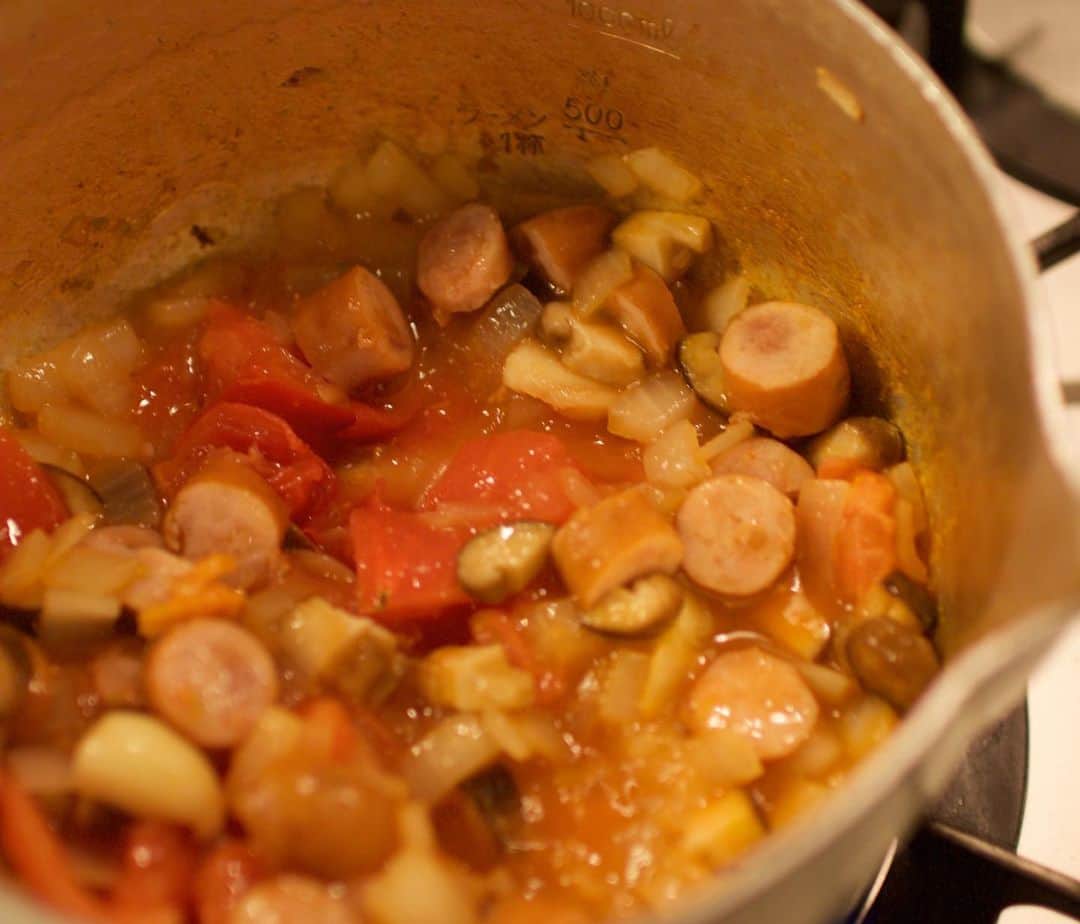 草間淑江さんのインスタグラム写真 - (草間淑江Instagram)「おはようございます！ １１月３０日の朝は、トマトとお豆のスープ、コロッケマフィン、ラフランスです。 スープは、グリンピースと大豆、そしてトマト丸々１個に玉ねぎとしいたけをいれてます。 出汁はアコメヤの野菜だし。 噛み応えのあるスープ。 そして、フォートナムメイソンのイングリッシュマフィンにたいめいけんのコロッケを挟みました♬ キャベツわっさりで。 お休みなのに、ちょっと食べ過ぎたかな＾＾ 今朝も感謝して。 ご馳走様でした。  さて、１１月最終日。 皆さまが素敵な週末になりますように❤️ ・ #朝食#休日朝ごはん#トマトスープ#🍅#お豆スープ#野菜たっぷり #コロッケマフィン#たいめいけん#今朝も感謝して#ご馳走さまでした🙏 #１１月最終日#素敵な週末をお過ごしください」11月30日 7時59分 - yoshie_kusama