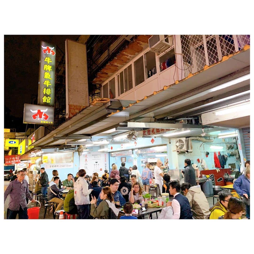 李ヒャンさんのインスタグラム写真 - (李ヒャンInstagram)「台湾最終日の夜は夜市へ。 有名な夜市ではなく、ガイドブックにはあまりのってないこちらへ。 規模はかなり小さい夜市。 ここを選んだ目的は水餃子🥟 10個で70元。 台湾といえば小籠包！ だけど、地元の人達は水餃子を好むらしいです。 餃子は断然焼きが好きだけど、ここの水餃子は絶品。 火鍋食べた後だったので2皿は行けなかったけど、腹ペコだったら2皿は余裕だな。 この夜市でもう1個気になる店があったのだけど、めちゃくちゃ並んでて断念したので次はそっちもトライしたいな。 #trip #travelgram #taiwan #yum #yummy #dumplings #來來水餃」11月30日 8時16分 - 73hyang