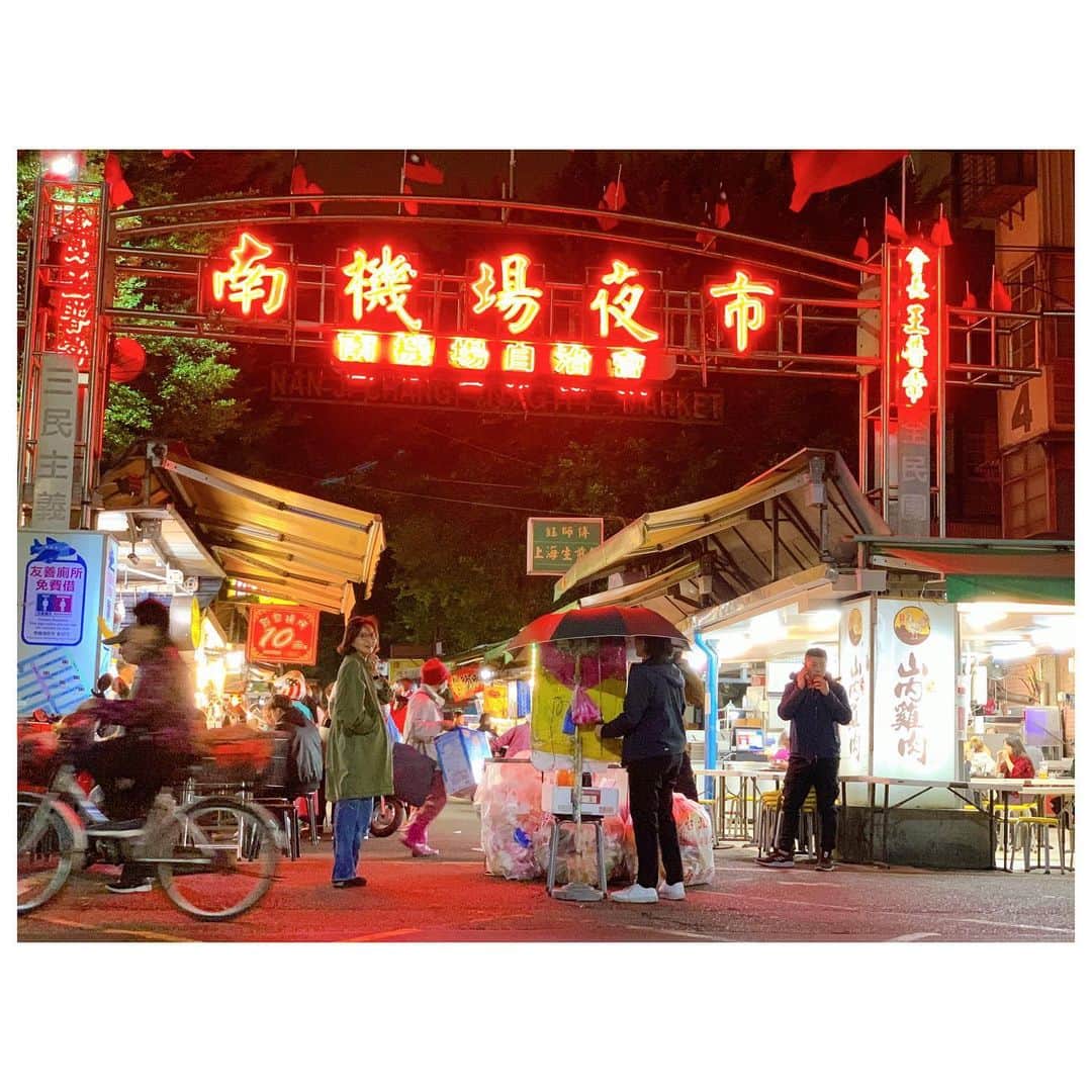 のインスタグラム：「台湾最終日の夜は夜市へ。 有名な夜市ではなく、ガイドブックにはあまりのってないこちらへ。 規模はかなり小さい夜市。 ここを選んだ目的は水餃子🥟 10個で70元。 台湾といえば小籠包！ だけど、地元の人達は水餃子を好むらしいです。 餃子は断然焼きが好きだけど、ここの水餃子は絶品。 火鍋食べた後だったので2皿は行けなかったけど、腹ペコだったら2皿は余裕だな。 この夜市でもう1個気になる店があったのだけど、めちゃくちゃ並んでて断念したので次はそっちもトライしたいな。 #trip #travelgram #taiwan #yum #yummy #dumplings #來來水餃」