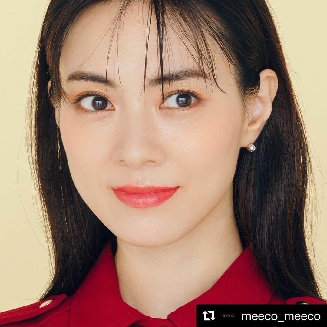 安座間美優さんのインスタグラム写真 - (安座間美優Instagram)「#Repost @meeco_meeco with @get_repost ・・・ 【イエベ肌さんにおすすめ】「黄み系」で定番ブラウンを今っぽく！♡⠀ ⠀ 【写真1枚目】⠀ ⠀ ---Pointメイクのコツ---⠀ 質感の違う濃淡のアイシャドウをシンプルに重ねて、抜け感のある目もとに⠀ ⠀ アイシャドウパレットのクリームを眉下まで広げ、黄み系パールパウダーをアイホール下までオン。アクセントに上下の目尻１／３の際に濃いブラウンをのせて完成。クリアな発色の赤リップは直塗りでカジュアルに纏って。⠀ ⠀ 基本的にブラウンが似合うイエベさん。アースカラーも得意なので、珊瑚や琥珀のようなアンバー系も今年は狙い目。クリームやパールの質感を生かして艶っぽく仕上げると鮮度アップ。青みブラウンは黄み肌をくすませやすいので避けて。⠀ ⠀ ■モデル使用商品⠀ ⠀ 【写真2枚目】⠀ < #THREE >⠀ ディメンショナルビジョンアイパレット⠀ ［カラー］03⠀ ⠀ 【写真3枚目】⠀ <エスティ ローダー>⠀ ピュア カラー エンヴィ ブラッシュ＋ハイライター デュオ⠀ ［カラー］01⠀ ⠀ 【写真4枚目】⠀ <資生堂>⠀ SHISEIDO ヴィジョナリー ジェルリップスティック⠀ ［カラー］204⠀ ⠀ #meeco #オトナ女子 #大人かわいい #コスメ #コスメ紹介 #メイク紹介 #女子力向上委員会 #美意識向上 #デパコス #おすすめコスメ #イエベ #イエベメイク #イエベ肌 #ブラウンシャドウ #レッドリップ #アースカラー #cosmetics #ilovemakeup #beautynews #skincare #makeup #instabeauty #beauty #エスティローダー #shiseido」11月30日 8時28分 - mew_azama