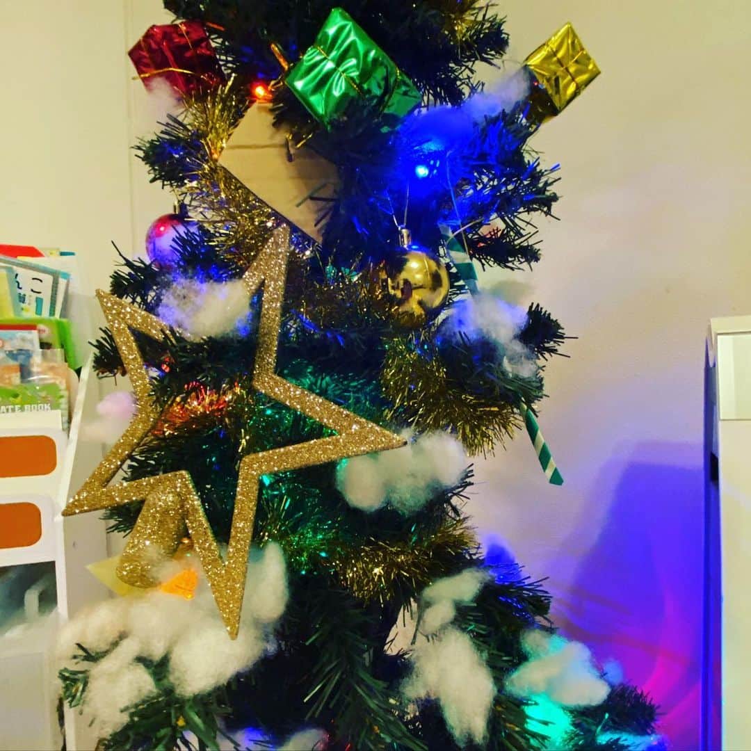 海保知里さんのインスタグラム写真 - (海保知里Instagram)「子ども達がクリスマスツリーの飾り付けをしてくれました。斬新です😭 ... This year’s Christmas tree decoration by kids. Looks like 2019 theme is “fresh approach”... #クリスマスツリー飾り付け  #海保知里」11月30日 8時33分 - chisato_kaiho