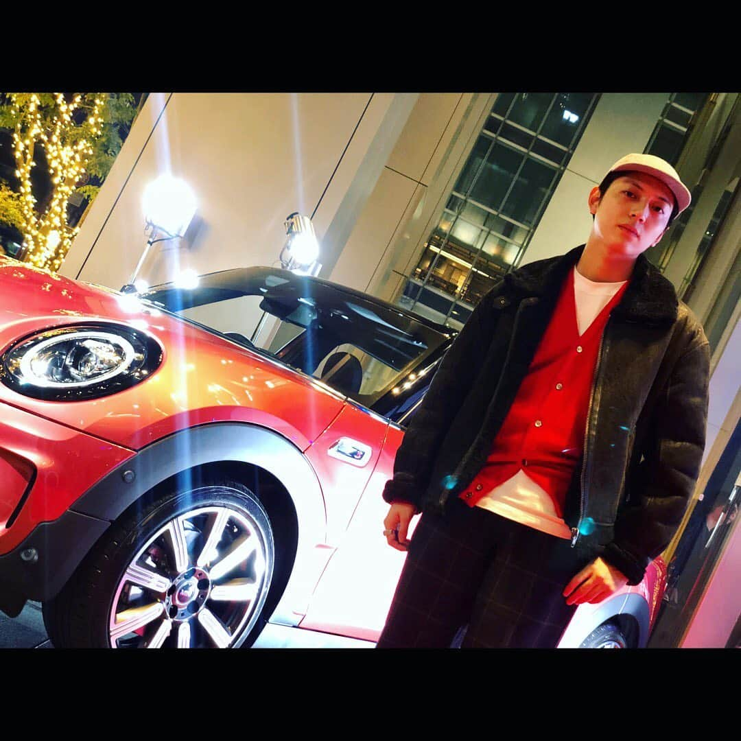 河野聡太さんのインスタグラム写真 - (河野聡太Instagram)「昨日はMINI & ISETAN MEN'sのイベントへ。 Gentleman in Redということで、ドレスコードは赤いアイテム！ 新型MINI可愛かった、街乗りするならMINI乗りたい。  #MINI #ISETANMENS #openmoredoors  #cutecar #portrait  Photo by IDE.」11月30日 8時37分 - sota_kono