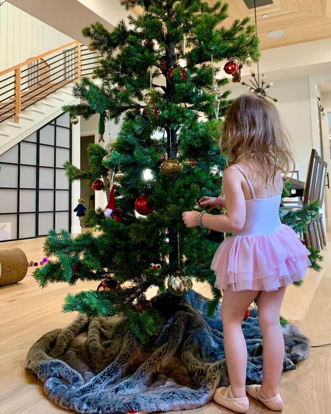 エミリー・デ・レイヴィンさんのインスタグラム写真 - (エミリー・デ・レイヴィンInstagram)「Loving today 💕 Like a dream to be decorating the family tree with my daughter. Best helper elf ever! Life is good 🥰🎄🌟 what are y’all up to this #blackfriday ? #tinydancer #christmas #holidayseason #festive #family #toddlerlife #mumlife #momlife #bestlife」11月30日 8時41分 - emiliede_ravin