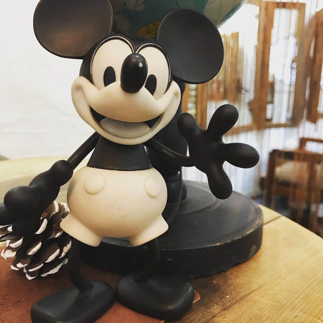 睦のインスタグラム：「ようこそ、 僕のお店に❗️って 言われた気が😅  #受付　 #reception  #ミッキー  #mickey  #寒暖差　 #モノクロ　 #monochrome  #memories  #smile  #笑顔　 #ようこそ　 #lovely  #ミッキーの店　？ #welcome  #白黒ミッキー　 #ミッキーマウス　 #mickeyshouse  #可愛い　 #cute  #白黒　 #いらっしゃいませ　 #ごちそうさまでした  #雑談　 #ssw  #作詞家  #artist  #lyricist  #model  #井上睦都実 #睦」