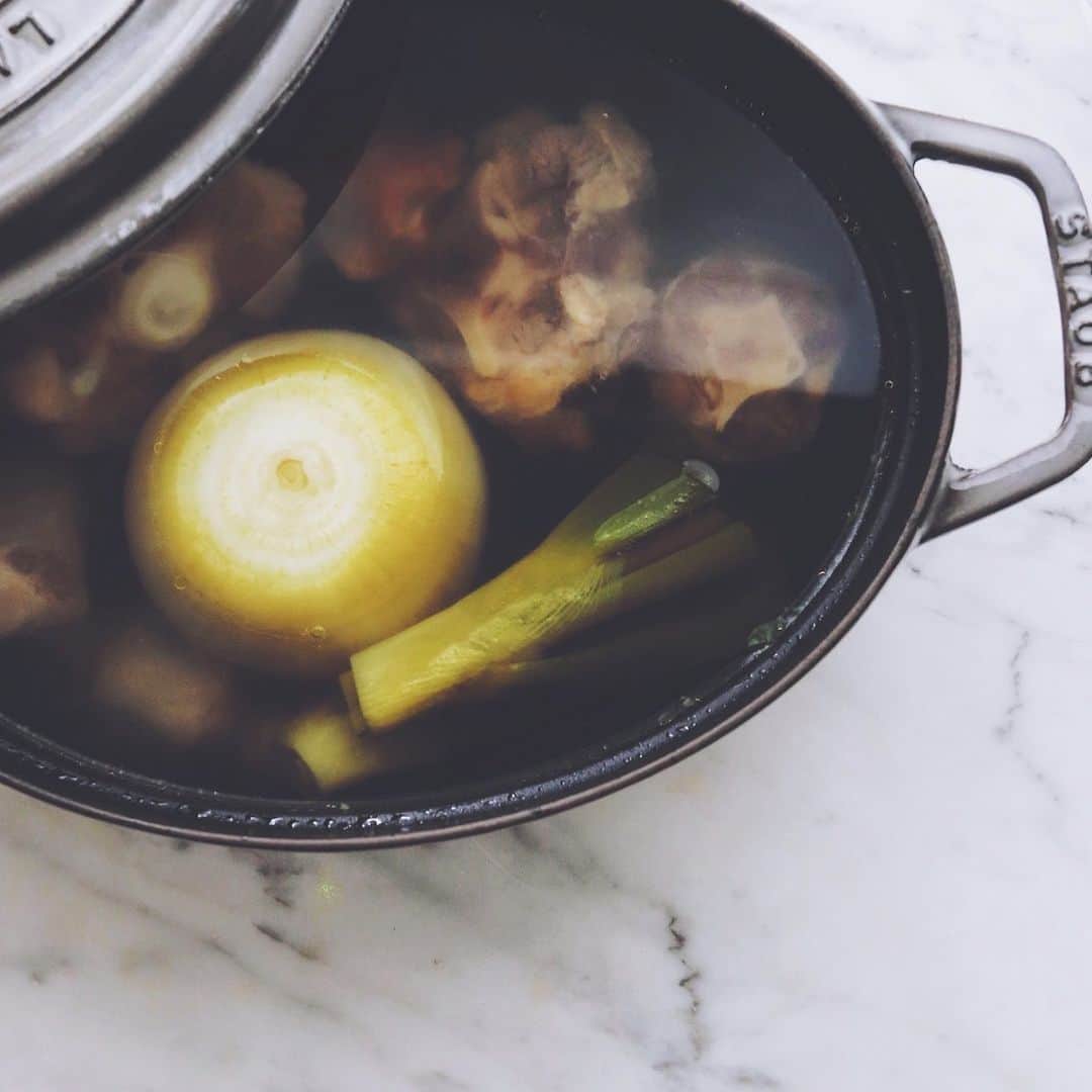 樋口正樹さんのインスタグラム写真 - (樋口正樹Instagram)「oxtail soup . 美味しいスープを作ろうと、 牛テールをコトコト始める。 . . #テールスープ #スープ作り #煮込み #ストウブ #staub #soupstock #bonebroth #oxtailsoup」11月30日 8時43分 - higuccini
