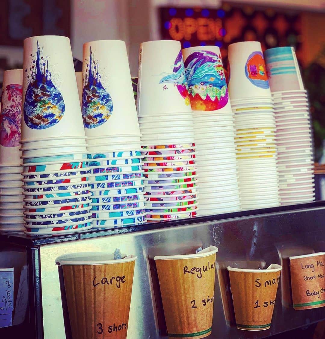 多嶋沙弥さんのインスタグラム写真 - (多嶋沙弥Instagram)「小さな街に並ぶコーヒースタンド。 チェーン店はマクドナルドとケンタッキーくらいしか見かけませんが、 街のロードサイドのお店にはそれぞれ味にも内装にも個性があって楽しい💓 . ここはカップも可愛かった😍 どこへ行ってもソイミルクのオプションが必ずあるのも個人的には嬉しい点。 . 最後の写真はFig treeという小さなモールの中にあったステキなアパレルショップ。 とーーーーっても可愛いチョーカーを買いました😊！ 着用したら投稿させて下さい❤️ . 初めての西オーストラリア、 満喫しています🌺 #australia#busselton#beanandgone#cafe#ママモデル#男の子ママ#3歳5ヶ月」11月29日 23時50分 - saya_tajima