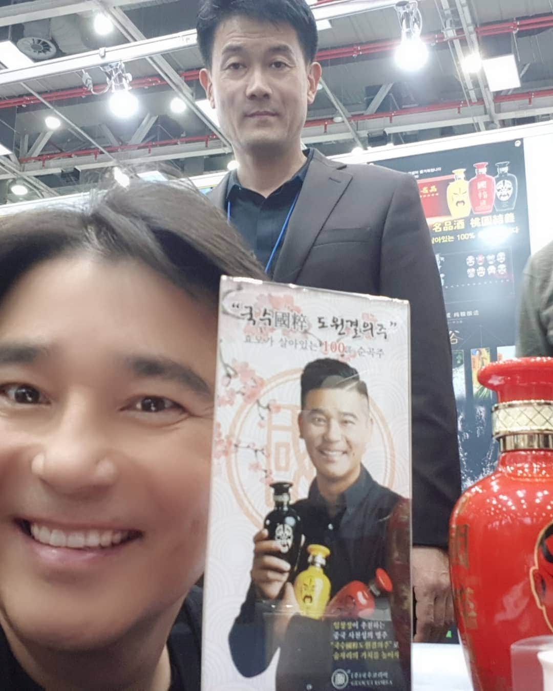イム・チャンジョンさんのインスタグラム写真 - (イム・チャンジョンInstagram)「#중국술추천#국수코리아#중국#중국술#맛있는술#도원결의주#고량주그램#대놓고광고  곧 전세계를 장악할 그술.....^^ 아는 사람만 마신다!!」11月29日 23時51分 - imchangjung3309