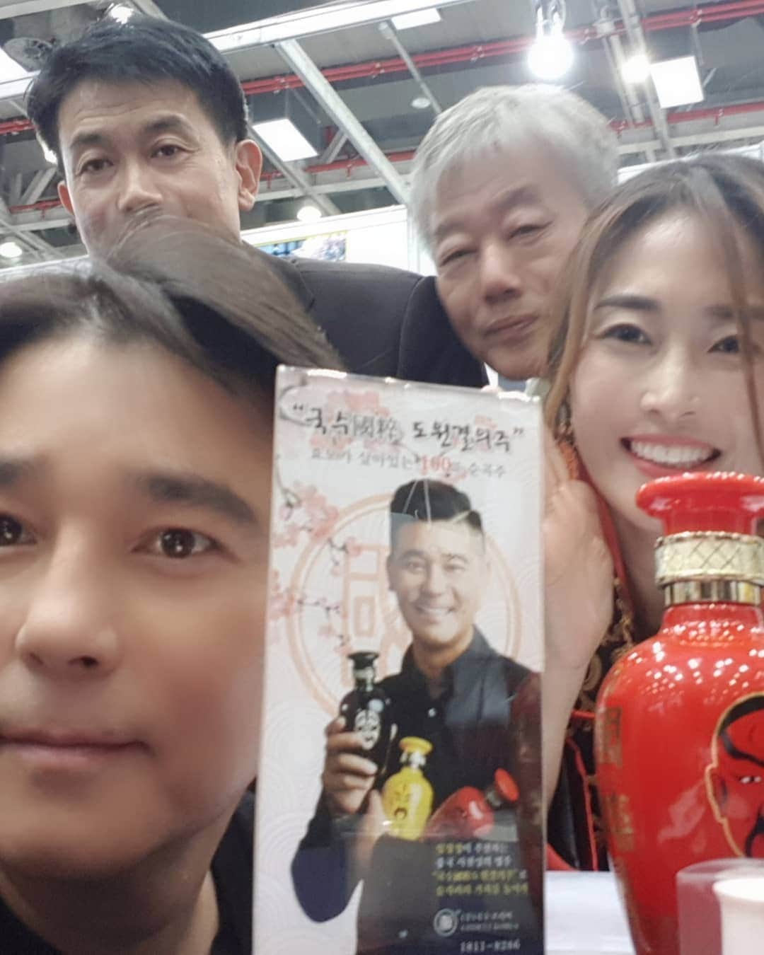 イム・チャンジョンさんのインスタグラム写真 - (イム・チャンジョンInstagram)「#중국술추천#국수코리아#중국#중국술#맛있는술#도원결의주#고량주그램#대놓고광고  곧 전세계를 장악할 그술.....^^ 아는 사람만 마신다!!」11月29日 23時51分 - imchangjung3309