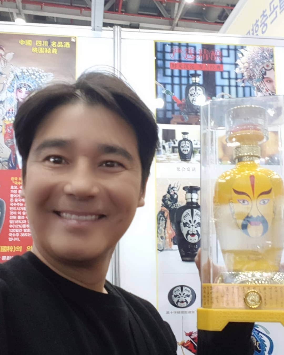 イム・チャンジョンさんのインスタグラム写真 - (イム・チャンジョンInstagram)「#중국술추천#국수코리아#중국#중국술#맛있는술#도원결의주#고량주그램#대놓고광고  곧 전세계를 장악할 그술.....^^ 아는 사람만 마신다!!」11月29日 23時51分 - imchangjung3309