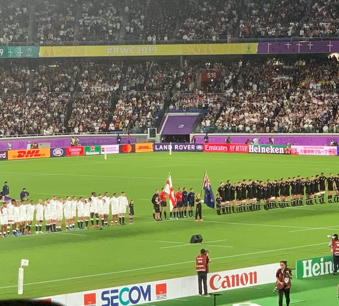 平野 早矢香さんのインスタグラム写真 - (平野 早矢香Instagram)「かなりの時差投稿になりましたが、日本中が盛り上がったラグビーワールドカップ🏉 私はラグビーはど素人でしたが、今回はどうしても試合を観に行きたいと強く思っていました✨ 日本代表戦は観に行けなかったものの、準決勝イングランド対ニュージーランドという歴史的な一戦を観ることができました‼️ とても緊張感のある一戦でしたが、イングランドが様々な面でプレッシャーをかけ、あの強いオールブラックスが何度もボールを落とすシーンがあり正直驚きました😲 今回なぜラグビーを観たかったかというと、ラグビー選手の立ち振る舞いを見て、アスリートとはなんぞや！ということを彼らから今一度考えさせられたからです✨ ワールドカップで敗れたカナダ代表選手が被災地でボランティア活動をしていたこと、勝ったチームも負けたチームも試合が終わればノーサイド、お互いをリスペクトし讃え合う姿を観て感動しました‼️なかなかできることではないと思います✨ 最近色々な競技を観ながら感じることは、卓球も試合が終わればお互い声をかけあい、讃え合うそんな競技になってほしいなぁと。私は現役の時、試合後は自分の悔しい気持ちばかりで相手を褒めたたえることはできませんでした。そんな心の余裕がなかったからです🙇‍♂️ただこれから卓球がどんどんメジャーなスポーツになっていく為には、こういった姿がより人を惹きつけるのではないかと、より選手達が高みにいけるのではないかと、そんな風に思っています✨ぜひこれから活躍していく選手達には、私がなかなかできなかった立ち振る舞いを世界の舞台で堂々としてもらいたいなと思っています😊  明日11月30日(土)は、 #TOKYOFM #朝7時から #丸山茂樹さん #英語のアルクpresents丸山茂樹movingsaturday  #BSテレ東 #卓球ジャパン #夜10時から #生放送 #男子ワールドカップ #お見逃しなく」11月29日 23時51分 - sayakahirano0324