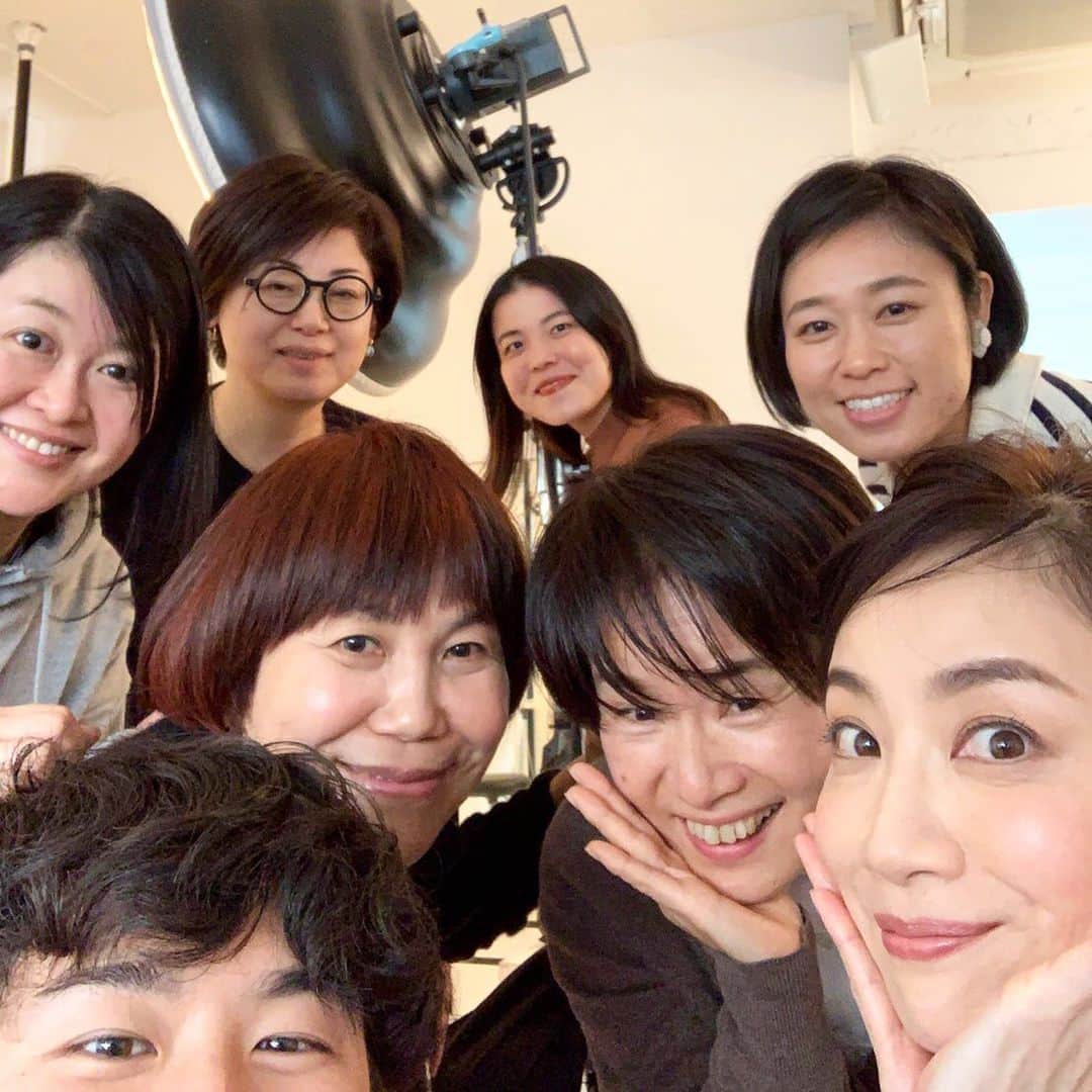 のインスタグラム：「2日目am、メイクの効果を改めて知ったヘアメイク歴30ウン年のわたし…😅 とにかくね、見るだけじゃなく見えないとダメなのだっ👀✨当たり前だけどさっ😅  我慢強く優しく見守りサポートしてくれて…感謝ー😭💕お疲れさまでしたー❣️」