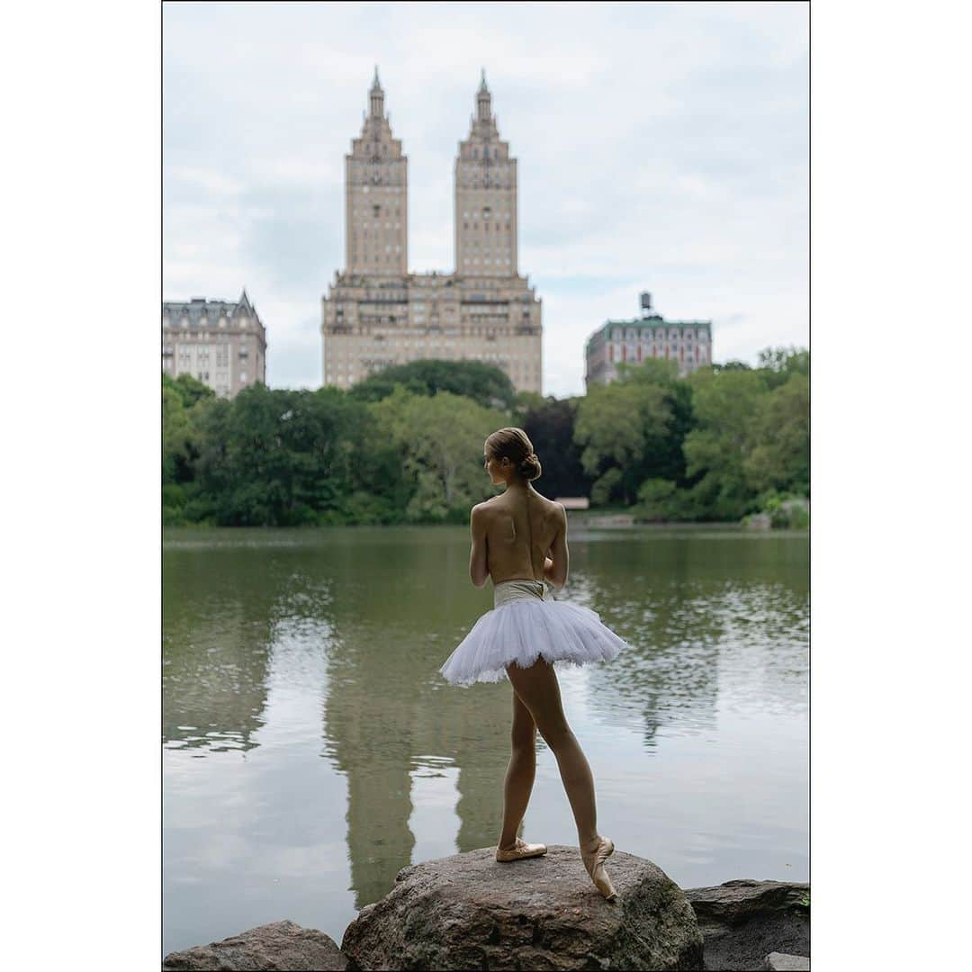 ballerina projectさんのインスタグラム写真 - (ballerina projectInstagram)「Astrid Elbo in Central Park. #ballerina - @agrelb #centralpark #newyorkcity #upperwestside #ballerinaproject #ballerinaproject_ #ballet #dance #tutu #astridelbo  Purchase one of the last remaining Ballerina Project limited edition prints. Link is located in our profile.  The Ballerina Project book is now in stock. Go to @ballerinaprojectbook for link. #ballerinaprojectbook」11月29日 23時45分 - ballerinaproject_