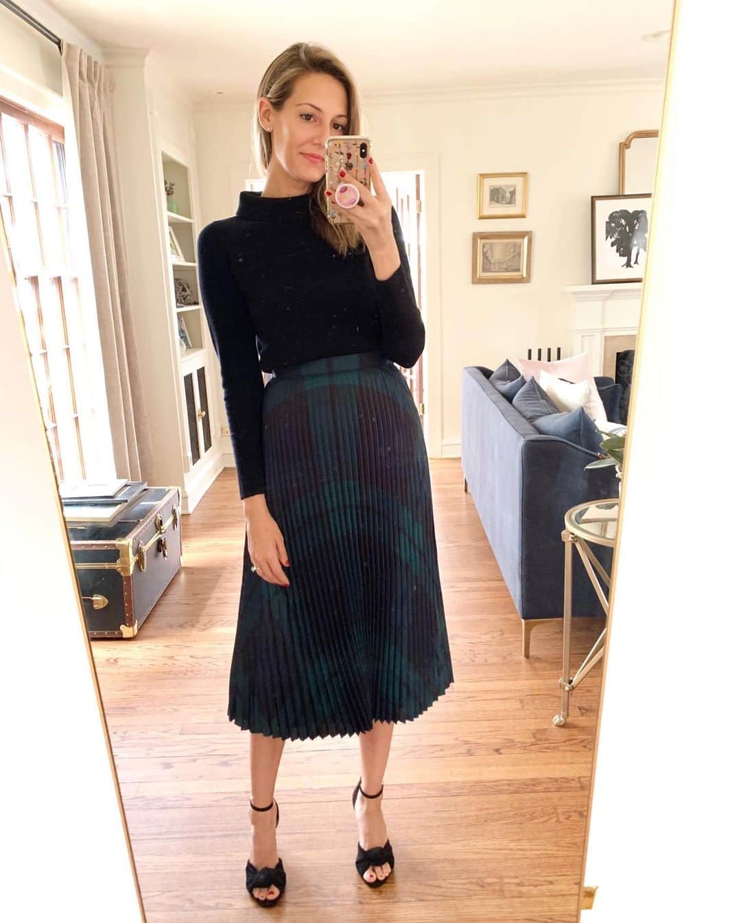 Anna Jane Wisniewskiのインスタグラム：「Happy #blackfriday! I braved the crowds when I was younger but learned quickly that the best deals could be found from the comfort of my couch. Be sure to check out @talbotsofficial as they have everything from the perfect holiday outfit (I’m wearing this exact outfit on Christmas Eve) to the coziest loungewear. ⁣ ⁣ And if you like my outfit, you’re in luck! They are launching more black watch pieces in an exclusive capsule collection special that launches both online and in-store today. Plus, this whole look is 50% off until noon today (and 40% off until Monday).⁣ ⁣  http://liketk.it/2HxE2 #liketkit @liketoknow.it #LTKsalealert #sponsored #mytalbots #talbotspartner」