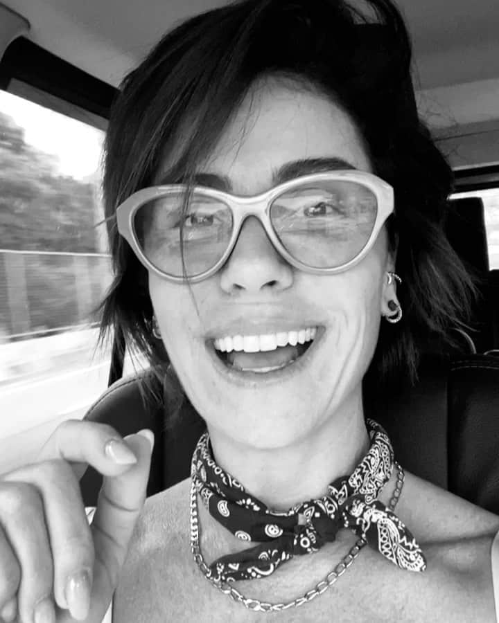 Giovanna Antonelliのインスタグラム：「Ha! Ha!  Blackfriday de sentimentos!!! É hoje! Imperdível! Leve um Abraço, pelo valor de um simples Sorriso,  A Gentileza está com 80% de chance de melhorar o convívio,  Queima de estoque na Paixão, aproveite e leve junto a Compaixão... A Esperança está de cara nova e super acessível. Está na hora de trocar esse mal humor por uma gargalhada de Alegria super em conta... Adquira sua motivação, os estoques já estão acabando!!! Não perca! Levando qualquer um dos sentimentos, você ganha também uma enorme quantia de Amor para desfrutar com seus familiares e amigos e quem mais precisar.  Regras da promoção,  pagamento somente com Verdades, O coração deve estar leve, Os sentimentos devem ser compartilhados, Prazo que seja eterno enquanto dure, Não aceitamos devoluções.. ❤🧡💛💚💙💜」