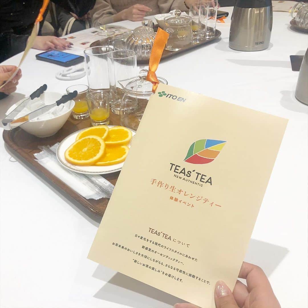 cherieさんのインスタグラム写真 - (cherieInstagram)「先日TEA'S TEAのイベントに行ってきました🧡  Sweetインスタガールのみんなとお茶を淹れて、オレンジと混ぜて生オレンジティーを手作り🍊  ほかにもチーズティーや色々なアレンジを教えてもらい、とっても参考になりました📝  TEA'S TEAの新しく出た生オレンジティー、さわやかでリフレッシュできて、疲れたときや気分転換したいときにおすすめ💫     #伊藤園 #ティーズティー #生オレンジティー #おうちカフェ  #スウィートインスタ #pr」11月29日 23時47分 - cheriecherrry