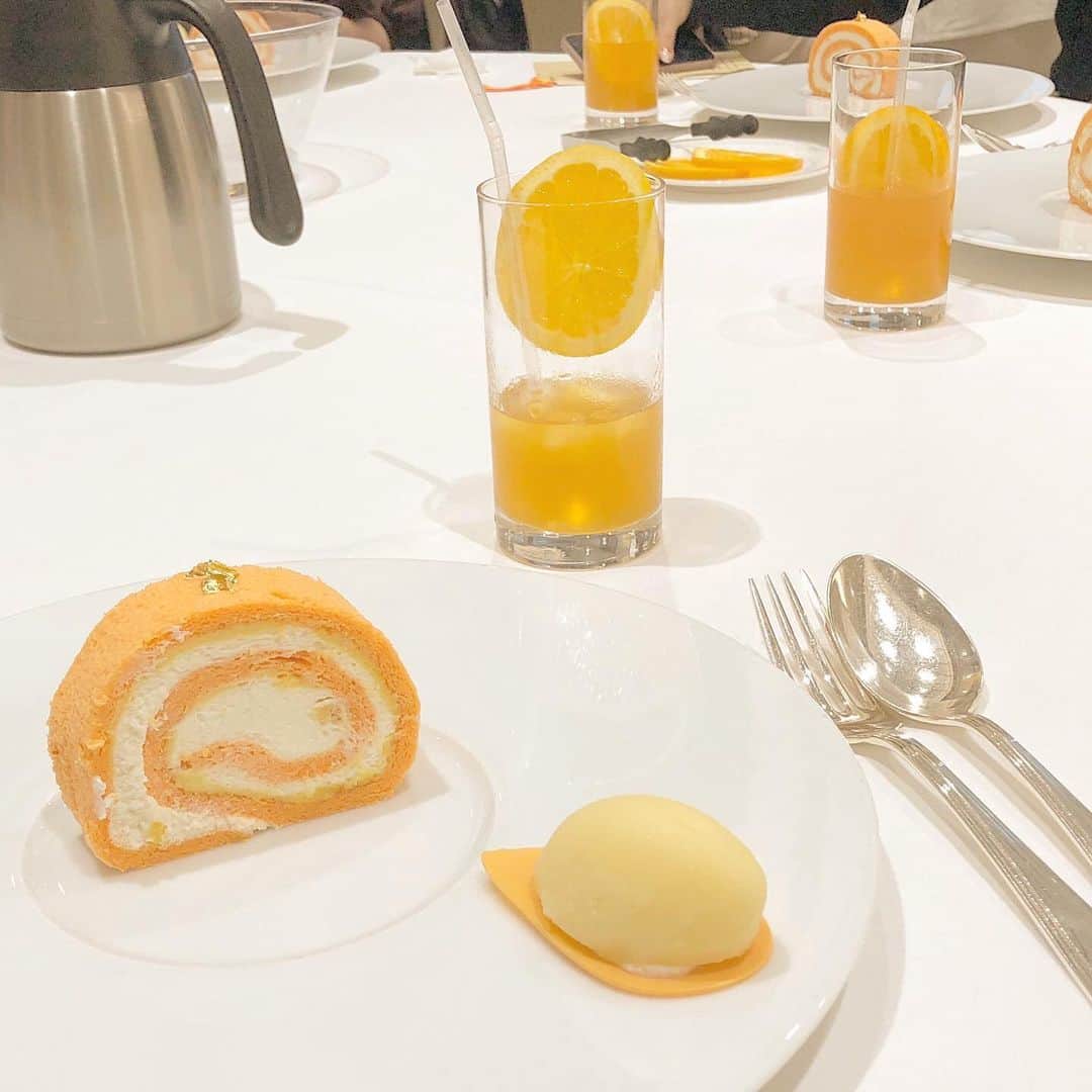cherieさんのインスタグラム写真 - (cherieInstagram)「先日TEA'S TEAのイベントに行ってきました🧡  Sweetインスタガールのみんなとお茶を淹れて、オレンジと混ぜて生オレンジティーを手作り🍊  ほかにもチーズティーや色々なアレンジを教えてもらい、とっても参考になりました📝  TEA'S TEAの新しく出た生オレンジティー、さわやかでリフレッシュできて、疲れたときや気分転換したいときにおすすめ💫     #伊藤園 #ティーズティー #生オレンジティー #おうちカフェ  #スウィートインスタ #pr」11月29日 23時47分 - cheriecherrry