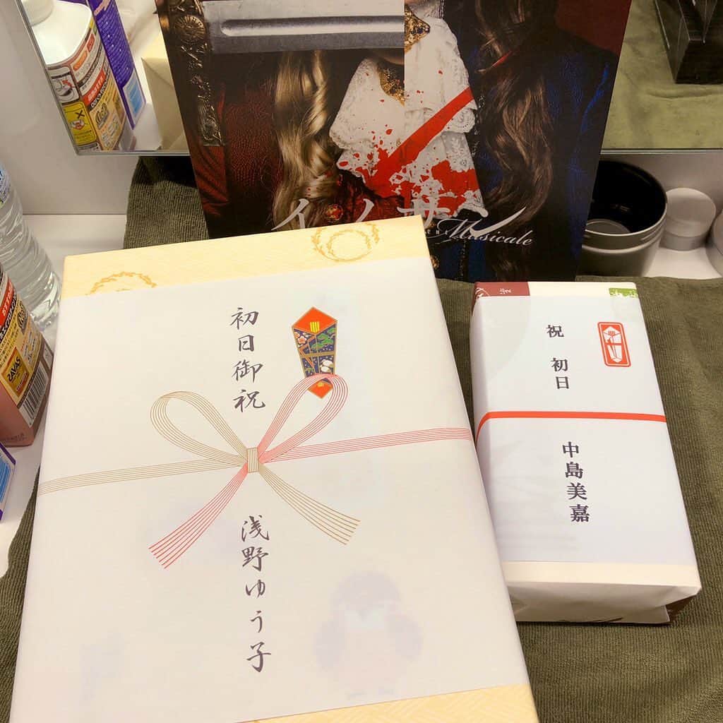 池田有希子のインスタグラム：「#イノサン 初日が無事開けました。ギリギリまで調整と修正を重ねて過度の集中状態（これが嫌いじゃない。むしろ中毒している。）に脳味噌が焼き切れて、あー楽しかった。明日も慣れずに。 美嘉さま、ゆう子さま、敬多ひゃまから初日お祝い。ありがとうございます🙏」