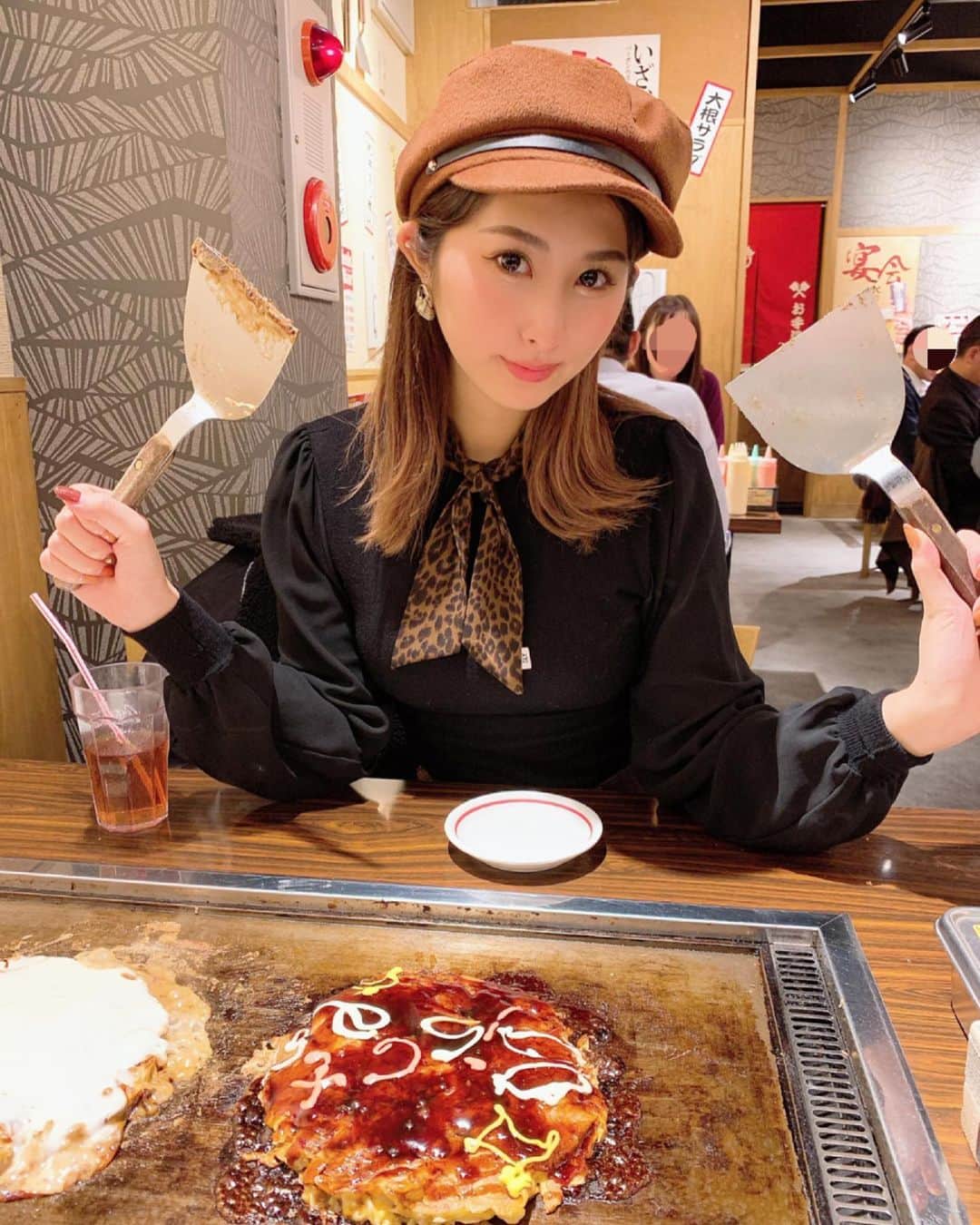 のインスタグラム：「朝からメンバー皆で車に乗り 遠征スタート🎵 . 途中地点の大阪🐙 . 新世界でお好み焼き食べれて 満足でーす！ 串揚げの紅生姜も食べれて 大満足でーす！ . あ、お好み焼きに絵を描けるお店 だったんだけど 誰かさん下手すぎて泣ける🤣笑(私) . 明日も朝、出発して福岡へ、、、✨ MAGICのライブですよ👌 . そして明後日は初めての長崎県💋 Biscats、佐世保市民文化ホールで ライブです！ . 楽しみすぎる💞💞 . #大阪 #osaka #新世界 #お好み焼き #新世界グルメ #旅 #biscats」