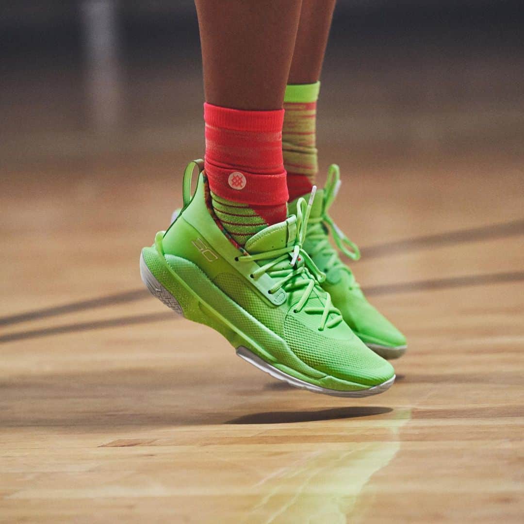 Under Armour Basketballさんのインスタグラム写真 - (Under Armour BasketballInstagram)「Sour your defenders in Sweet kicks.  Get them before they’re Gone. The #Curry7 @SourPatchKids Collection is available now on UA.com and through the link in Bio.」11月30日 0時00分 - uabasketball