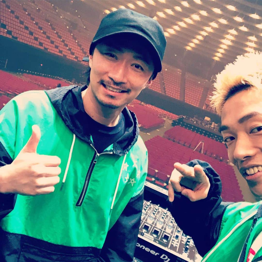 P-CHOさんのインスタグラム写真 - (P-CHOInstagram)「改めて @exile_makidai_pkcz さんとアリーナツアーを共に完走させていただけた事に大きな大きなありがとうございましたをお伝えしたいです‼️15年前に出会わせていただいてから何があっても温かく見守り続けてくれたマキさん✨今回のツアー中もずっとずっと後ろから優しくドーベルを支えてくれていました‼️凄く凄く頼もしかったです✨これからもドーベルの兄貴で居続けて下さい‼️マキさん、本当に本当にありがとうございました(^-^) #大阪城ホールでのDア〜イ」11月30日 0時09分 - p_cho_ldh