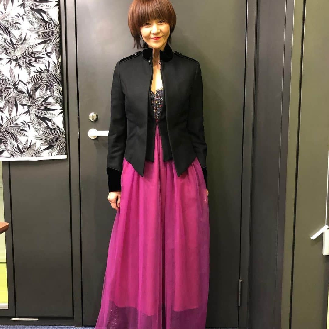 YUKI TAKESHIMAさんのインスタグラム写真 - (YUKI TAKESHIMAInstagram)「今日は、伊勢丹新宿店リニューアルオープンしたお披露目パーティー✨にて… スペシャルイベントVBA(VOGUEBEAUTYAWARDS) 企画として愛ちゃん　@ai_tominaga_official  とvogueエグゼクティブビューティーエディターの村松女史 @kyoko_muramatsu  と2019年VBAを振り返ってトークショーでした💕 今年のビューティーを振り返って おさらいしますね😊 @voguejapan  #vba2019  @isetan_beauty  #リニューアルオープン  先ずは…質感から色のバリエーションが豊富✨各ブランドリップラッシュ💄💋でしたよね〜 貴方にピッタリのリップに出会えましたか？ #lipstick  #ルージュアリュールインクメタリック  @chanel.beauty  #narslipstick #ルージュディオールウルトラリキッド  @diormakeup  #ルージュアンリミテッド  @shuuemura  煌めきをアクセサリー感覚にメイクする✨ #シークインクラッシュ  @yslbeauty  アートでゴージャスなフレグランス達も目立つ存在でしたよね✨ #フレグランス #オーデイシャスフレグランスオードパルファム  @narsissist  オートクチュールのレースが肌に密着💫優雅なeye maskにウットリ✨パックの概念を覆す #ソワンノワールマスクダンテルルガール  @givenchybeauty  クレンジングとフェイシャルスクラブは、毎日欠かせないから肌に優しい物を… ネロリラボタニカのクレンジングジェルは、マッサージするとじんわり温かくクレイが古い角質までオフしてくれる @nerolila  #ジェルオイルクレンジングNR 新感覚のスクラブは、 #エレメンタリーフェイシャルゴマージュ  @itrimbeauty  フェイスからヘアー、ボディにもフレキシブルなミラクルオイル #ザリニューアルオイル  #delamer  ニュアンスベージュネイル💅 重ねる度に色に深みが⚡️ #ベージュスタディツー  @instauka  因みに私が着てるこのピンクのワンピースは、RUMCHE企画で初めてデザインさせて頂いたコラボです💕@rumche_official」11月30日 0時04分 - yukimake