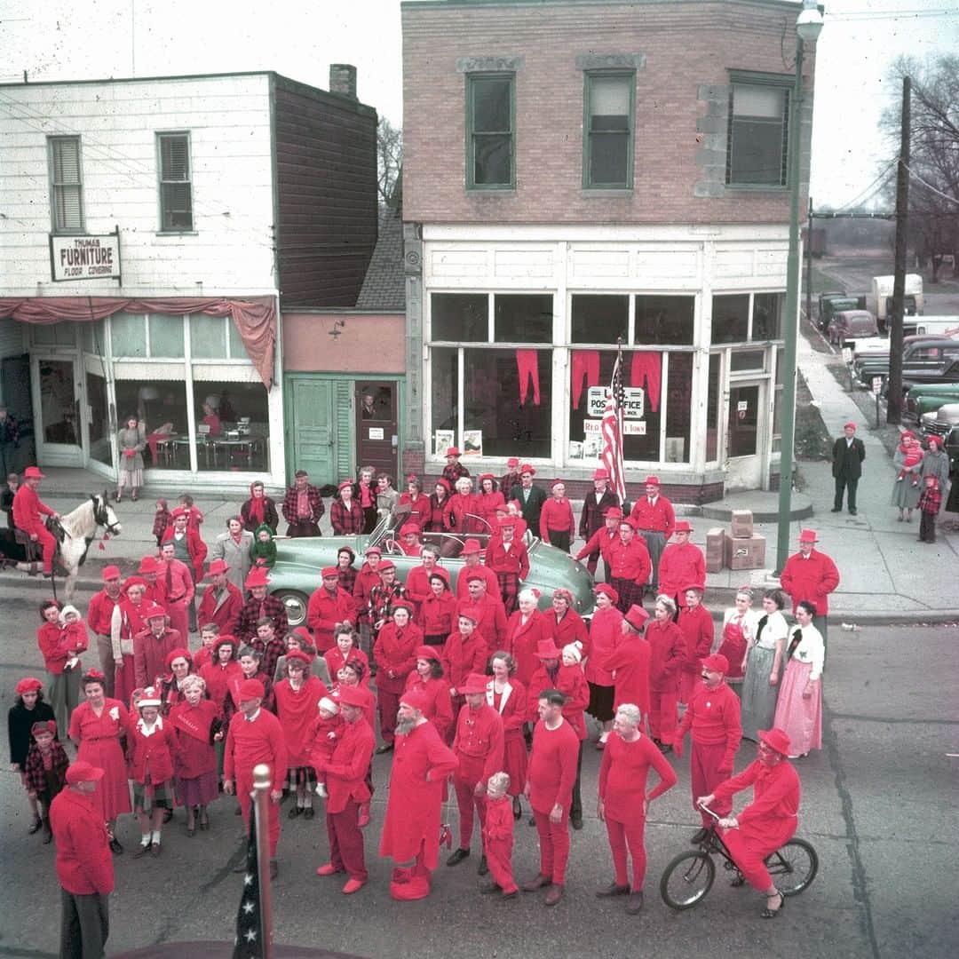 lifeさんのインスタグラム写真 - (lifeInstagram)「Townspeople gather in front of the local post office, dressed in red for the Red Flannel Festival, Cedar Springs, Michigan, 1949. The annual event (with a few years off for World War II) began in 1939 as a way of promoting the town in the wake of a nationally distributed local response (in 1936) to New York-published article which bemoaned the lack of red flannel winter clothing. (Walter Sanders/The LIFE Picture Collection @ Meredith Corporation) #fashionfriday #RedFlannelFashion #VintageFashion」11月30日 0時05分 - life