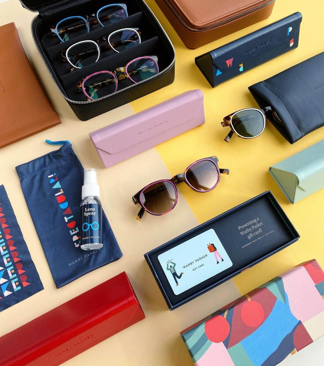 Warby Parkerのインスタグラム：「How’s your holiday gifting going? 🎁🤗 There’s plenty to see, gift, and maybe even take home for yourself with this season’s frames, accessories, and gift cards embellished in @abbey_lossing’s artwork! Take a look at our wow-worthy gift guide with the link in bio.」