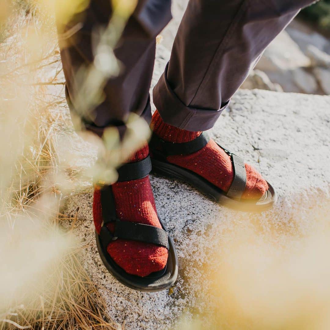 Tevaさんのインスタグラム写真 - (TevaInstagram)「You didn’t think we’d miss the day-after-Thanksgiving deal thing, did you? Score up to 50% off select styles, plus these free socks and more goodness on Teva.com now through Monday ✌📸: @dirtbagdarling」11月30日 0時06分 - teva