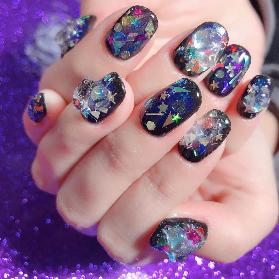 なかやまちえこのインスタグラム：「kaleidoscope💫 #nail #nails #nailart #ネイル #美甲 #ネイルアート  #clou #nagel #ongle #ongles #unghia #japanesenailart #manucure #네일 #젤네일 #네일아트 #네일리스트 #japanesenails #manicurist #gelnails #أظافر #ホログラムネイル #kaleidoscopenails #グリッターネイル #glitternails⠀ PREANFAのMagicPowder PREXY グリッター、ホイル、フィルム ホログラムはネットで買った😂💦 PREGELミューズ　マザーズブラック（M022）」