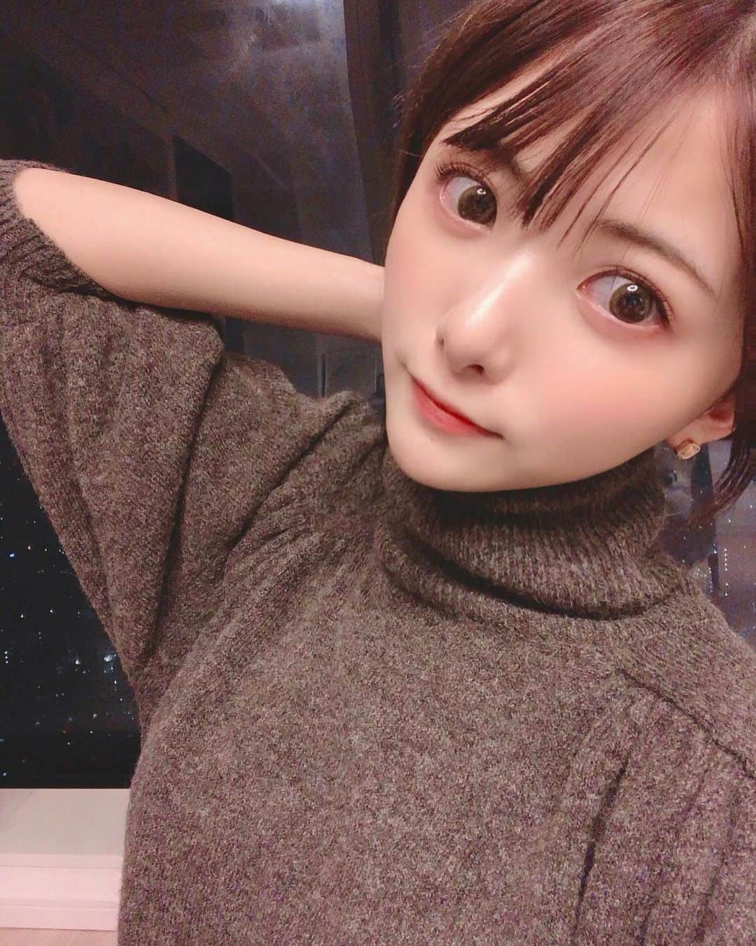 岡田栞奈のインスタグラム：「今季のZARA好きかも。💓 ZARAに入るだけ入って 何も買ったことなかったんだけど 初めて着てみた‼️ 爆買いしてきたよ🤣 全身も紹介するね〜♪ #zara #zarafashion #2019aw」