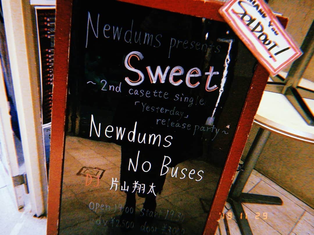 林智美 さんのインスタグラム写真 - (林智美 Instagram)「Newdums企画🌠 対バンのNo Busesには間に合わなかった😭 けど、Newdums観れただけでも、 かなりの満足感。  これまでのNewdumsの歴史が 音に全部詰まってたような、 それはセットリストだけじゃなく、 なんかこう、このステージが バンドのひとつの区切りとなるような。。。 気持ち入ってたなぁ。 良かった、ほんと良かった！  でもまだまだ高みを目指せる！ まだまだデッカくなれる気しかしない！  もっとたくさんの人を踊らせてくれー これからのNewdumsにも期待膨らむ夜でした🍻 SOLD OUTおめでとう😆🎉 * #newdums #nobuses #心斎橋pangea #心斎橋パンゲア #大阪 #osaka #心斎橋 #リリースイベント #ライブ #live #イベント #event #バンド #band #ソールドアウト#おめでとう🎉 #ライブ備忘録」11月30日 0時12分 - h_tomomi_i