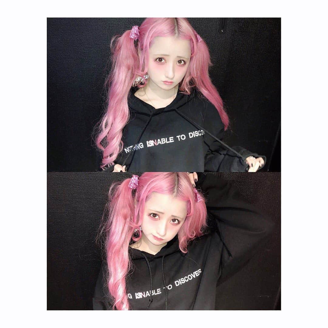 胡桃兎愛のインスタグラム：「世界に１つだけの胡桃カラーのパーカー🎀 (昨年作ってもらったのだけど文字が一部ピンクで可愛いくて宝物です、、❤︎涙  #undis」