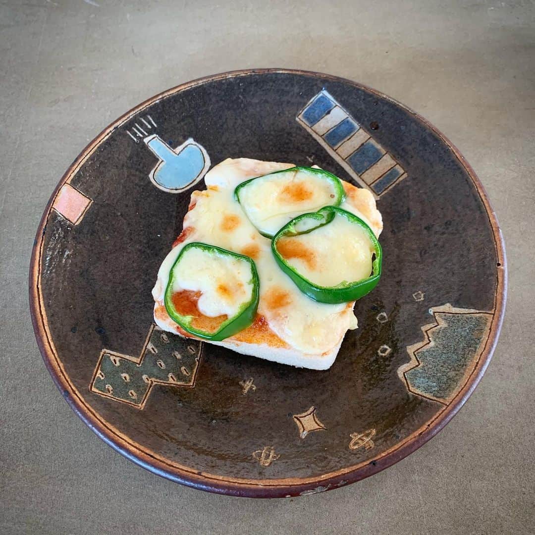 水川あさみのインスタグラム：「食べることが好き。 食べ物ばっかし🤷🏻‍♀️ 米粉パンでピザトースト。 食×器を学びたい。」