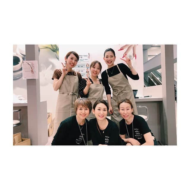 神原美香さんのインスタグラム写真 - (神原美香Instagram)「. . 2019.11.25 NAIL EXPO 2019💅 今年はバイオジェルのブースで 参加させていただきました⭐️ . 足を運んでくださったネイリスト様の お話しをたくさん聞けたり 今回の1日で気づくことも 勉強させていただくこともたくさんあり 貴重な体験をさせていただきました🙇‍♀️ . いつもお世話になっている タカラベルモント様 バイオジェルBAの先生方、 そして足を運んでくださった方々 ありがとうございました🙇‍♀️💗 . . ‾‾‾‾‾‾‾‾‾‾‾‾‾‾‾‾‾‾‾‾‾‾‾‾‾‾‾‾‾‾‾‾‾‾‾‾‾‾‾‾‾‾‾ 随時ご予約受付中🌟 Nail salon MaHaLo 大阪＊梅田＊北新地 〠大阪市北区梅田1丁目2-2-B100号 大阪駅前第2ビルB1F ☎️06-6345-2220 📩mahalo.nail.0420@gmail.com LINE@📱@mahalo-umeda 当日ご予約も受け付けております✨ お気軽にお問い合わせください💖 ‾‾‾‾‾‾‾‾‾‾‾‾‾‾‾‾‾‾‾‾‾‾‾‾‾‾‾‾‾‾‾‾‾‾‾‾‾‾‾‾‾‾‾ #nail#ネイル#follow#instagood#beautiful#nailstagram#大阪#北新地#梅田ネイルサロン#大阪ネイルサロン#NailsalonMaHaLo#네일아트#네일#젤네일#gelnails#nailart#fashion#美甲#スカルプ#オトナ女子ネイル#可愛い#nails#ジェルネイル#オフィスネイル#上品ネイル#冬ネイル#シンプルネイル#ネイルエキスポ#バイオスカルプチュアジェル#biosculpturegel」11月30日 0時13分 - mahalo.nail2012