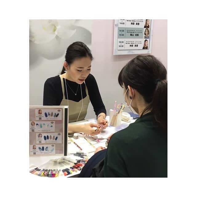 神原美香さんのインスタグラム写真 - (神原美香Instagram)「. . 2019.11.25 NAIL EXPO 2019💅 今年はバイオジェルのブースで 参加させていただきました⭐️ . 足を運んでくださったネイリスト様の お話しをたくさん聞けたり 今回の1日で気づくことも 勉強させていただくこともたくさんあり 貴重な体験をさせていただきました🙇‍♀️ . いつもお世話になっている タカラベルモント様 バイオジェルBAの先生方、 そして足を運んでくださった方々 ありがとうございました🙇‍♀️💗 . . ‾‾‾‾‾‾‾‾‾‾‾‾‾‾‾‾‾‾‾‾‾‾‾‾‾‾‾‾‾‾‾‾‾‾‾‾‾‾‾‾‾‾‾ 随時ご予約受付中🌟 Nail salon MaHaLo 大阪＊梅田＊北新地 〠大阪市北区梅田1丁目2-2-B100号 大阪駅前第2ビルB1F ☎️06-6345-2220 📩mahalo.nail.0420@gmail.com LINE@📱@mahalo-umeda 当日ご予約も受け付けております✨ お気軽にお問い合わせください💖 ‾‾‾‾‾‾‾‾‾‾‾‾‾‾‾‾‾‾‾‾‾‾‾‾‾‾‾‾‾‾‾‾‾‾‾‾‾‾‾‾‾‾‾ #nail#ネイル#follow#instagood#beautiful#nailstagram#大阪#北新地#梅田ネイルサロン#大阪ネイルサロン#NailsalonMaHaLo#네일아트#네일#젤네일#gelnails#nailart#fashion#美甲#スカルプ#オトナ女子ネイル#可愛い#nails#ジェルネイル#オフィスネイル#上品ネイル#冬ネイル#シンプルネイル#ネイルエキスポ#バイオスカルプチュアジェル#biosculpturegel」11月30日 0時13分 - mahalo.nail2012