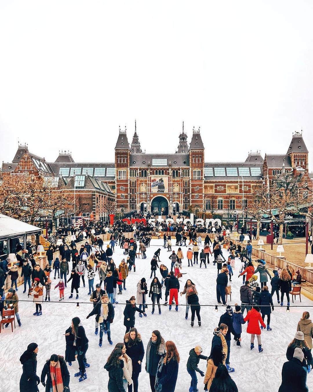 デルタ航空さんのインスタグラム写真 - (デルタ航空Instagram)「As the weather cools down, Amsterdam's Museumplein square sets up an ice skating rink for the whole city to enjoy. When you're ready to take a break, wander into one of the several museums that line the square. A local favorite is the Van Gogh Museum that houses hundreds of pieces by the Dutch native.  Fly directly to #AMS from 9 cities including BOS, SEA, LAX.  Photo: @windmilldreams」11月30日 0時15分 - delta