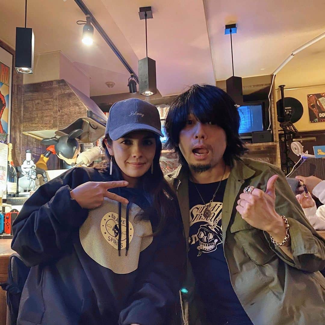 OLIVIAのインスタグラム：「Hanging with this awesome guy!! @ubukatashinichi #nothingscarvedinstone #ellegarden #tokyolatenight @wearebravespiritsapparel #wearebravespiritsapparel」