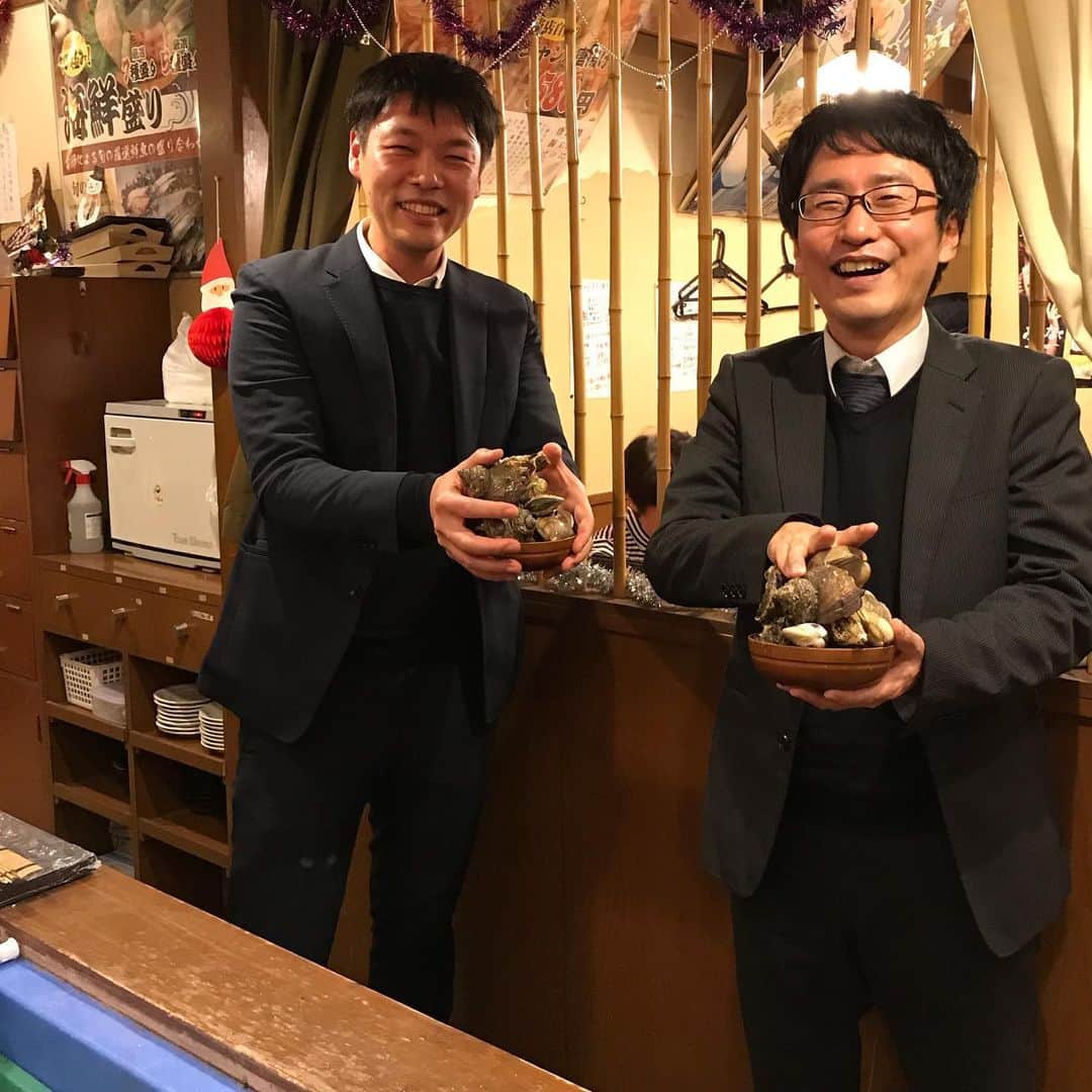 鶏魚 谷町のインスタグラム：「鶏魚です！しーちゃんです🎶 常連のお客様はなかなか上手です( ˊᵕˋ ;)💦 #常連のお客様 #なかなか上手 #鶏魚 #大阪 #谷町四丁目 #駅近 #セルフ飲み放題 #地域最安値 #コース #座敷 #個室 #貝盛り放題 #ガンガン焼き #あさり #はまぐり #ホンビノス貝 #牡蠣 #さざえ #飲み会 #女将」