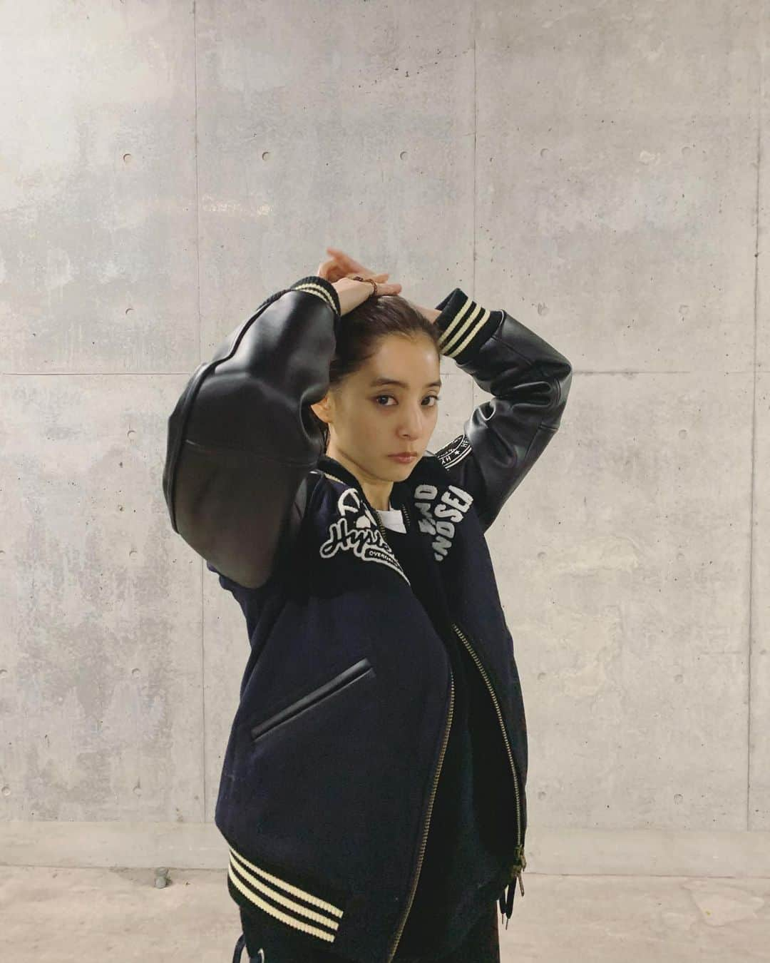 新木優子さんのインスタグラム写真 - (新木優子Instagram)「私服  jacket : @windandsea_wear × @hystericglamour_official  tops&bottom : @whitemountaineering_official  shoes : @sly_official  #fashion #mystyle」11月30日 0時24分 - yuuuuukko_