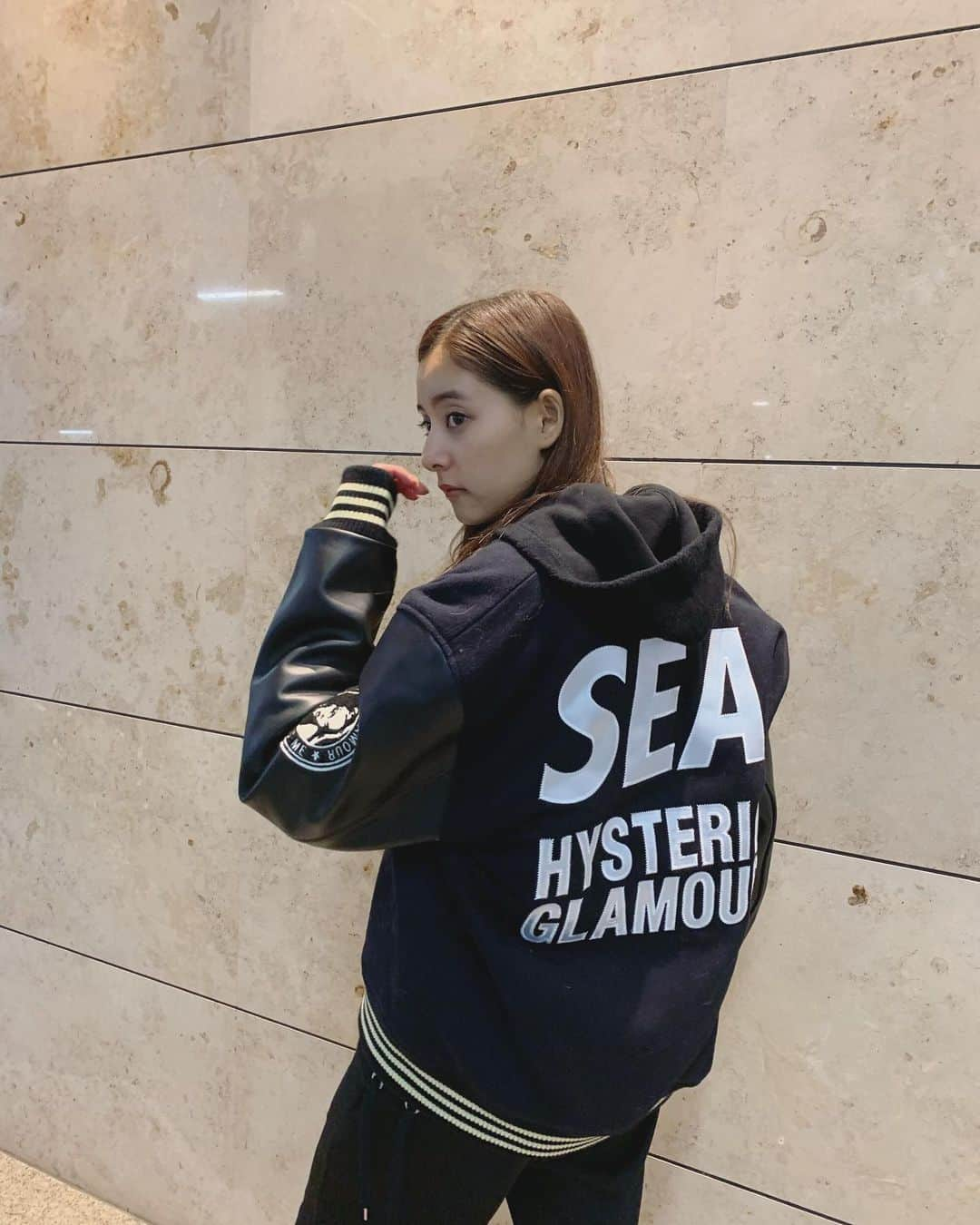 新木優子さんのインスタグラム写真 - (新木優子Instagram)「私服  jacket : @windandsea_wear × @hystericglamour_official  tops&bottom : @whitemountaineering_official  shoes : @sly_official  #fashion #mystyle」11月30日 0時24分 - yuuuuukko_