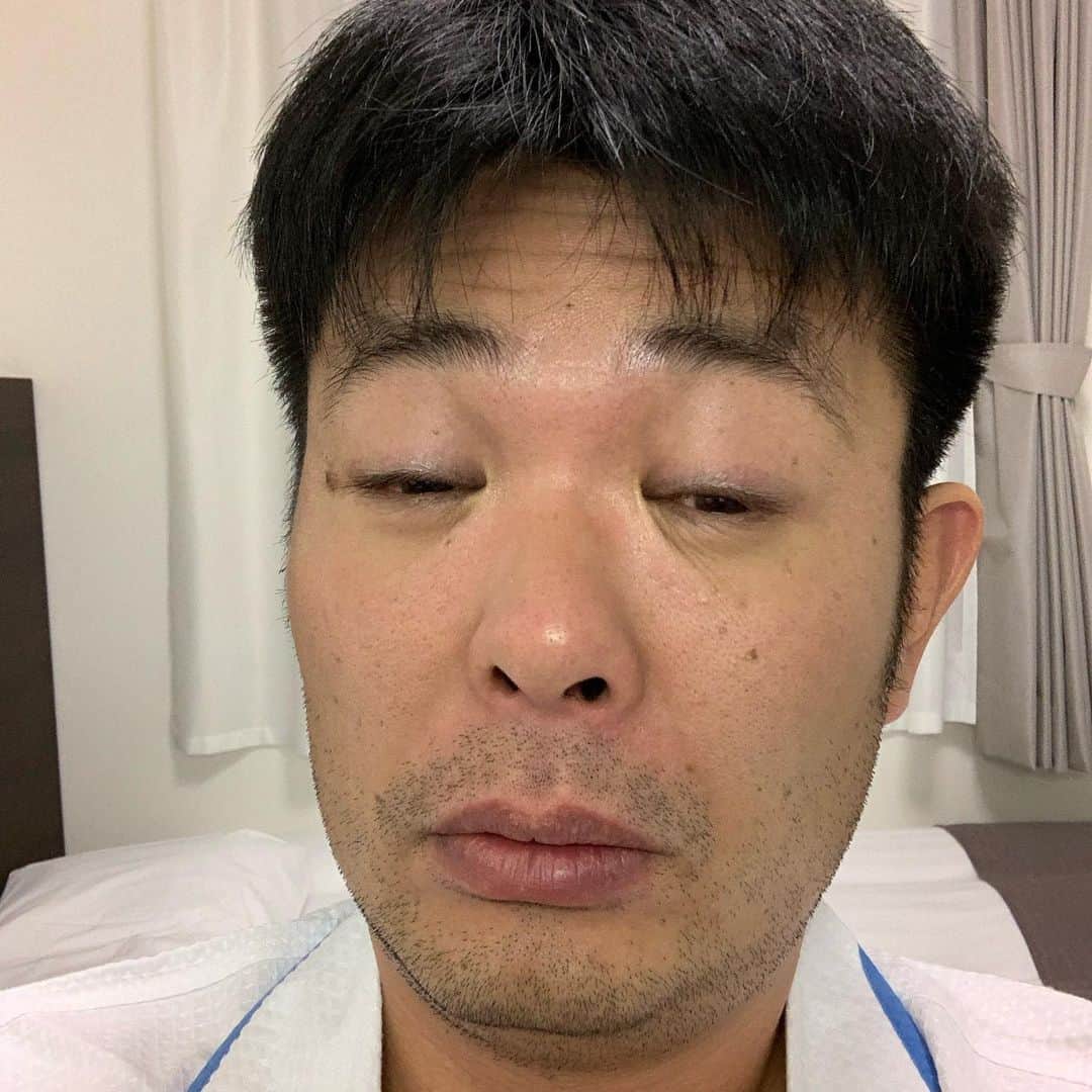 西川晃啓のインスタグラム：「気絶前乗り  久々に先輩とご飯行かせてもらって気絶  #あるある探検隊#レギュラー#気絶#気絶の日々#ギャグ#前乗り#山口#ホテル#先輩#お酒#おしゃべり#楽しい」