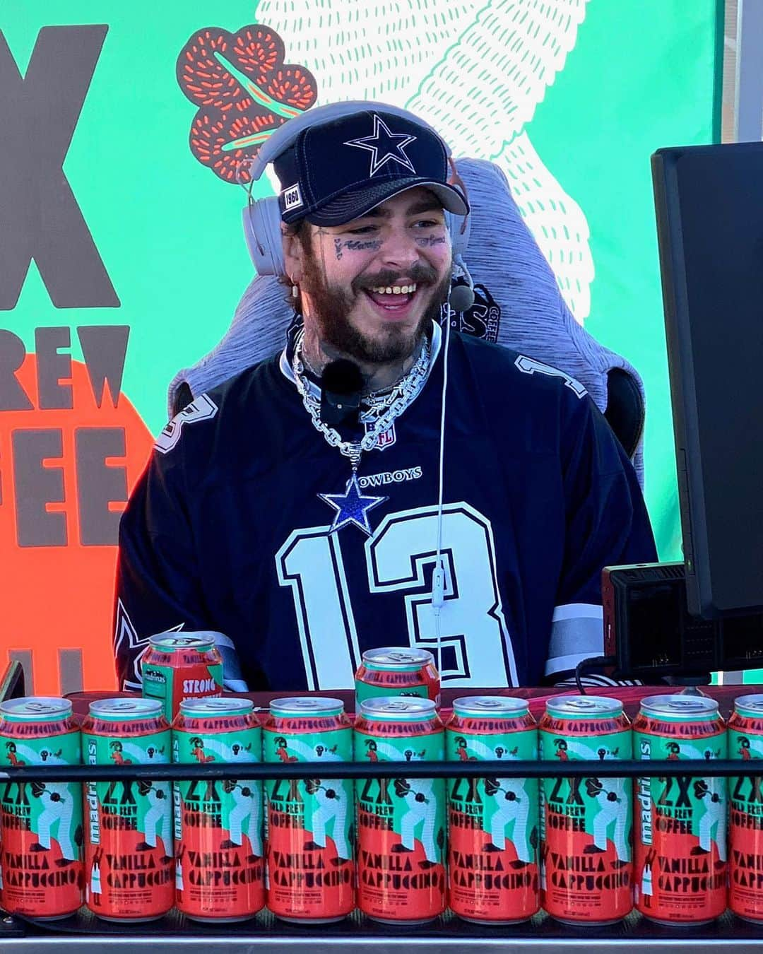 ポスト・マローンさんのインスタグラム写真 - (ポスト・マローンInstagram)「Gaming through @madrinas holiday sale 🎮 use code “POSTY” for 50% off at madrinascoffee.com/postmalone」11月30日 0時36分 - postmalone