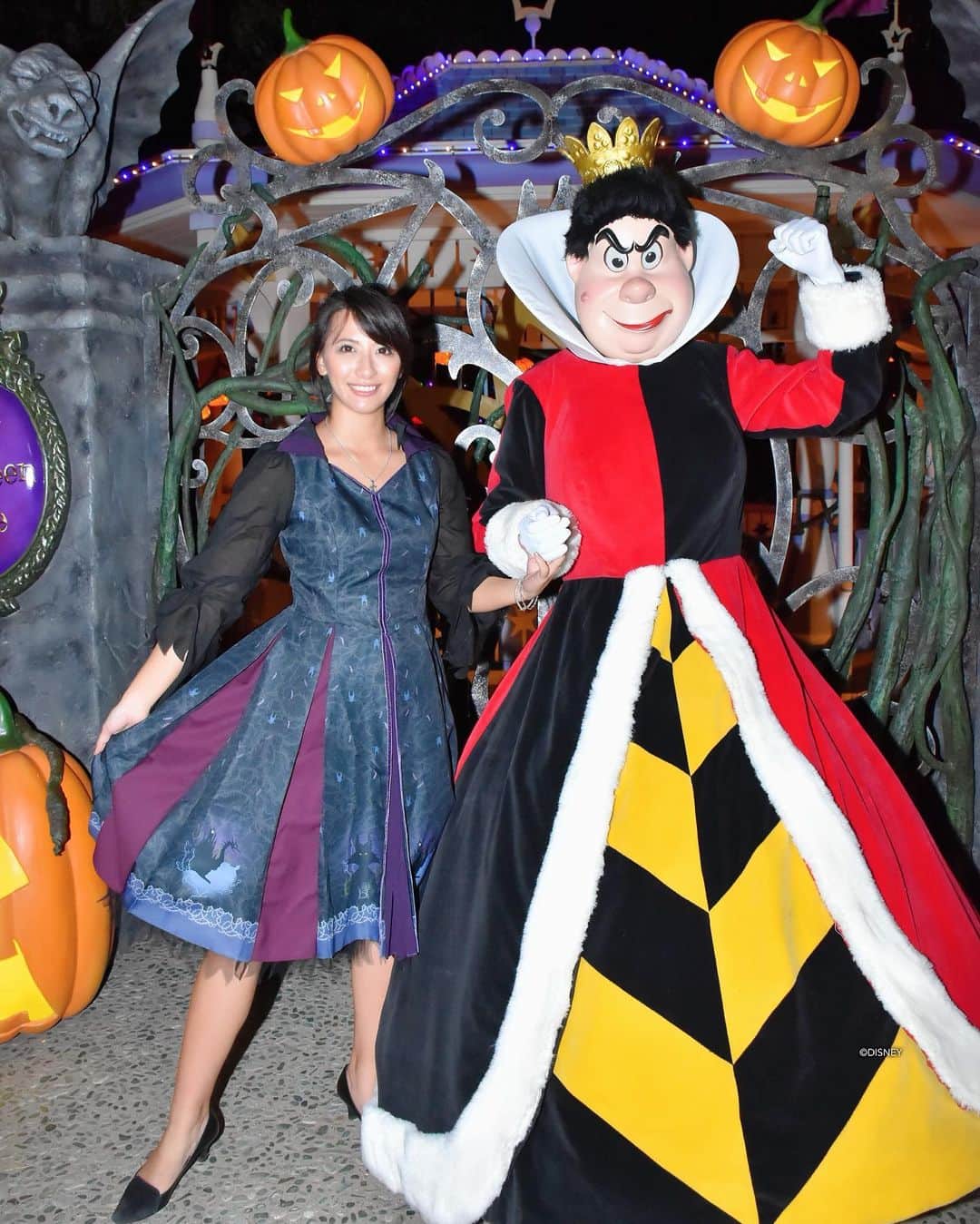 矢部あやのインスタグラム：「201810 HKDL ハートの女王と♡ よく見たら2日連続グリしてた」