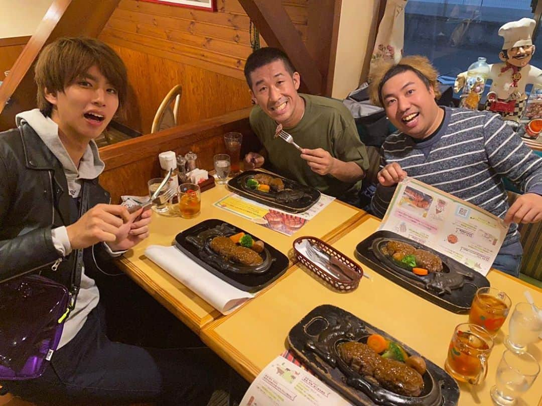 田村裕さんのインスタグラム写真 - (田村裕Instagram)「遂に！！ 静岡！！ 念願の！！ "さわやか"  美味すぎたーーー！！もうまた食いたい。  はじめしゃちょー、ごっちさん、付き合ってくれてありがとう。大西さんも。  #静岡 #さわやか #ハンバーグ #はじめしゃちょー #ゴッチ #大西ライオン #麒麟田村 #YouTube #YouTuber #はじめしゃちょーの畑ドリンク」11月30日 0時41分 - hiroshi9393