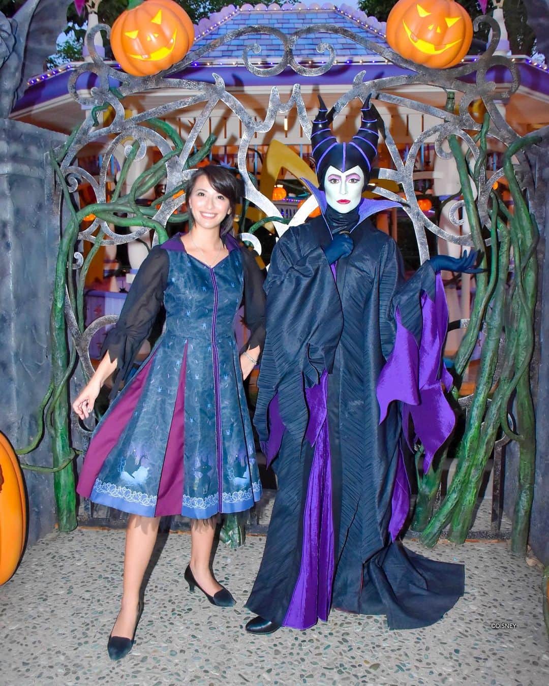 矢部あやのインスタグラム：「2018 HKDL 念願のマレフィセント様と♡ マレフィセントのワンピ着てフラフラしてたら、キャストさんがあとでマレフィセント来るよ！ってわざわざ教えてくれたとても良い思い出。 DLRのハロパでグリ出来なかったから本当に嬉しかった！！」